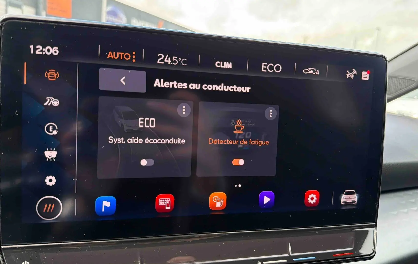 Écran tactile central du CUPRA Born 2024 montrant les alertes au conducteur avec mode ECO et détecteur de fatigue activés.