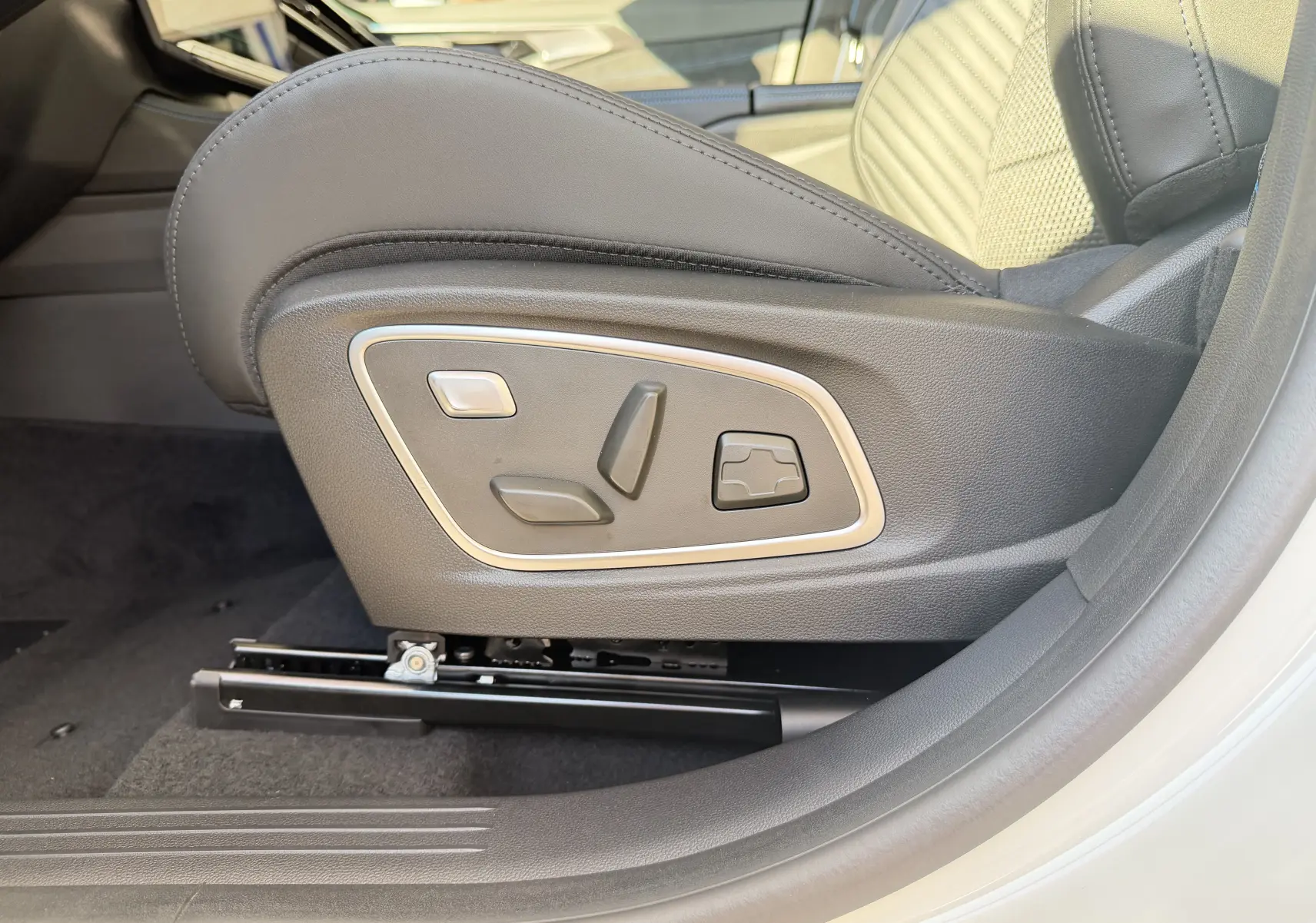 Détail du côté gauche du siège avant réglable électriquement du Renault Austral E-Tech blanc nacré, sellerie mixte TEP/Alcantara.