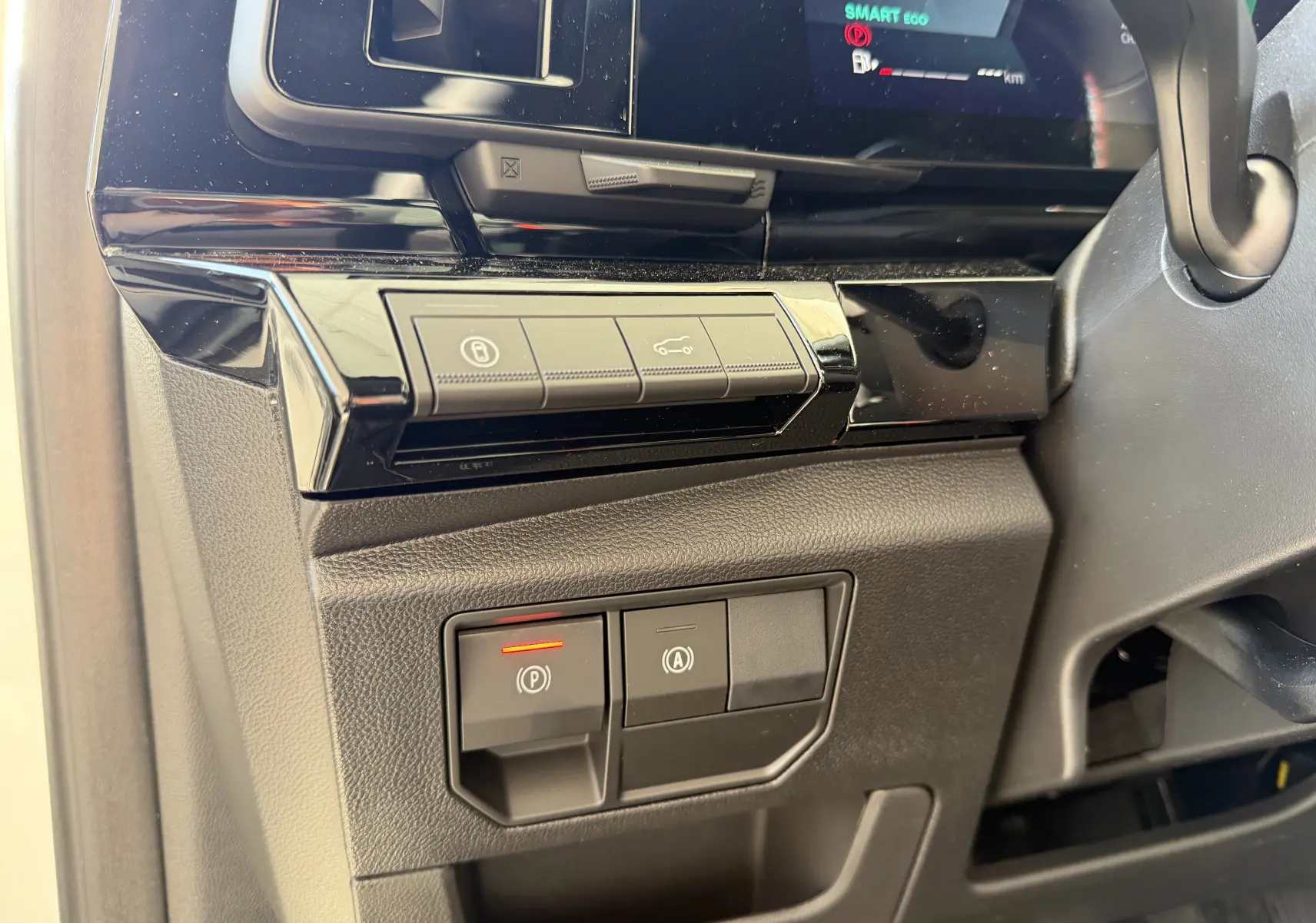 Gros plan sur les commandes côté gauche du tableau de bord du Renault Austral E-Tech 200 Esprit Alpine, finition noire.