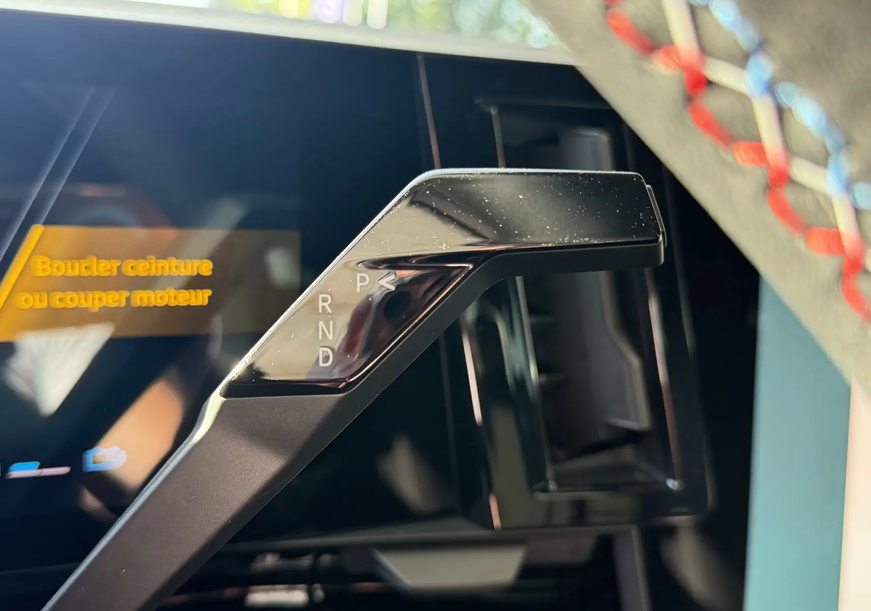 Le levier de vitesses automatique noir du Renault Austral E-Tech 200 Esprit Alpine, vue rapprochée côté droit.