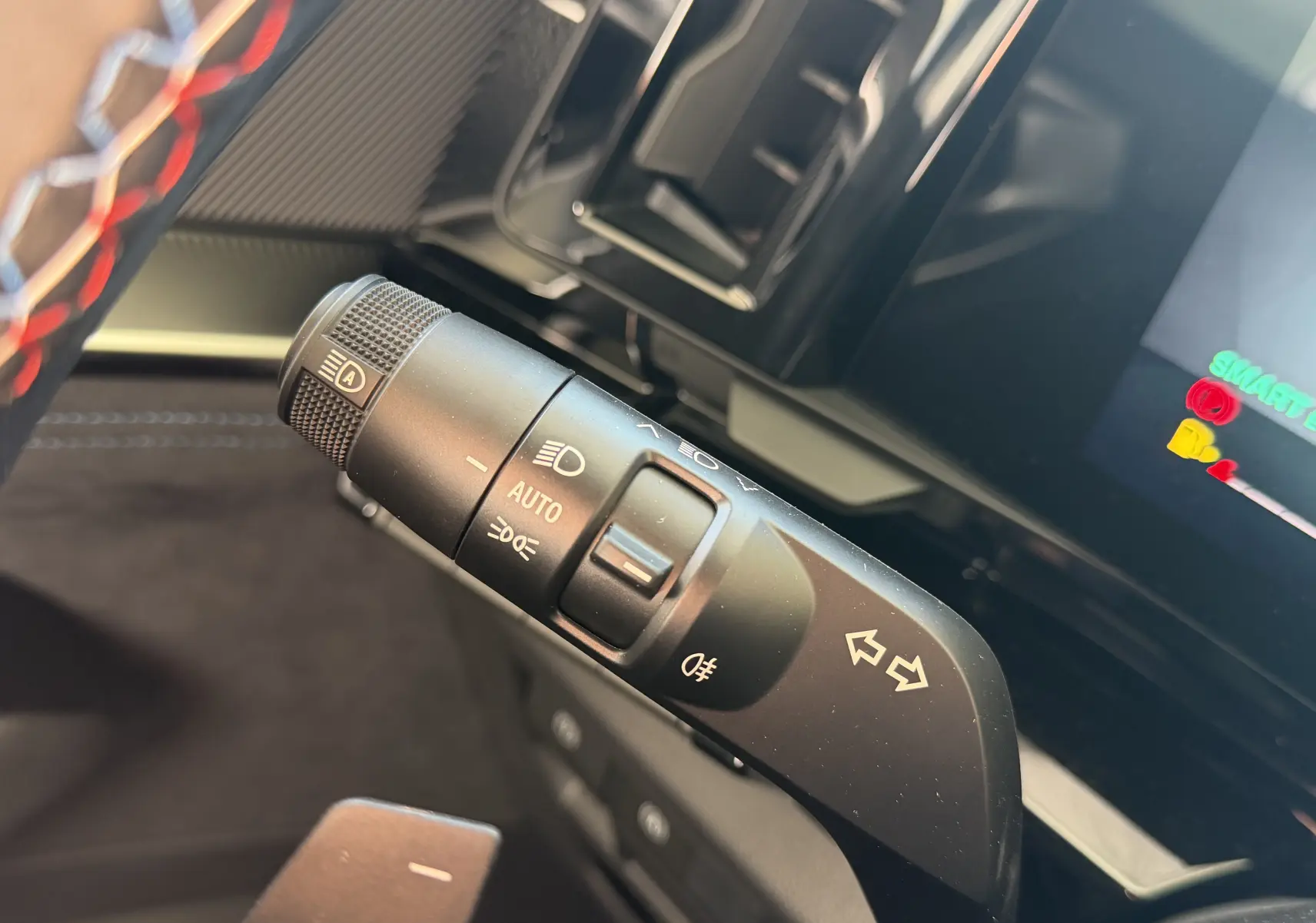 Gros plan sur la commande des feux et clignotants du Renault Austral E-Tech 200 Esprit Alpine, intérieur noir.