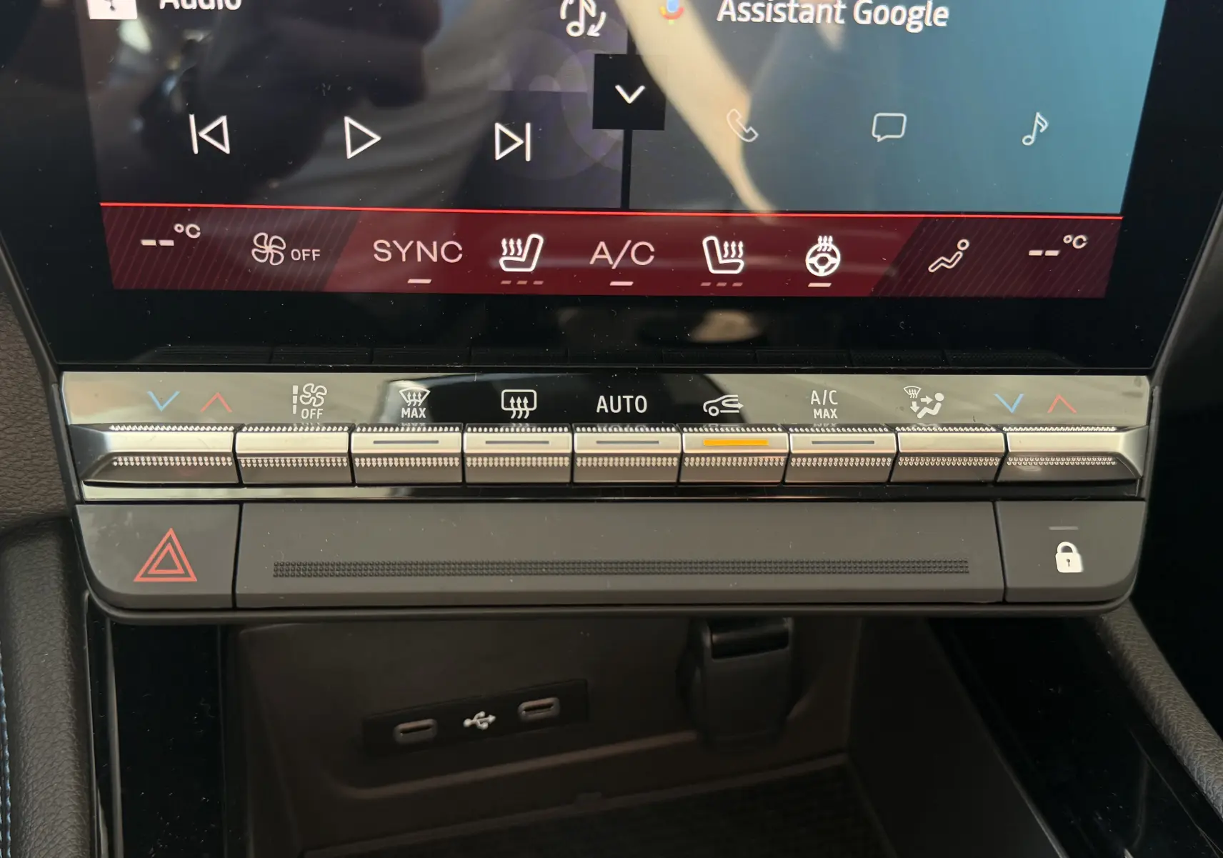 Gros plan sur la console centrale tactile du Renault Austral E-Tech 200 Esprit Alpine, avec commandes climatisation et écran Google Assistant.