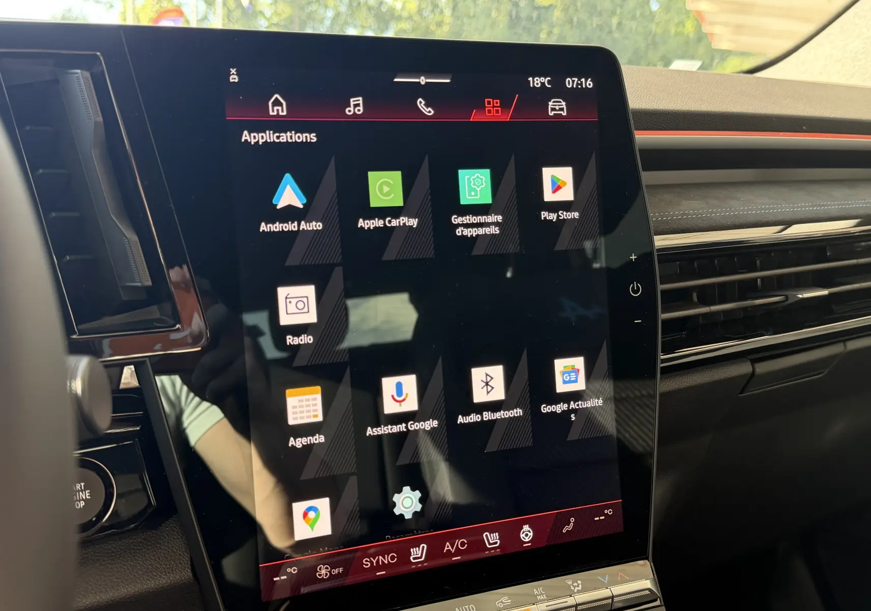 Vue rapprochée de l’écran tactile central 12 pouces du Renault Austral E-Tech 200 Esprit Alpine, intérieur noir.