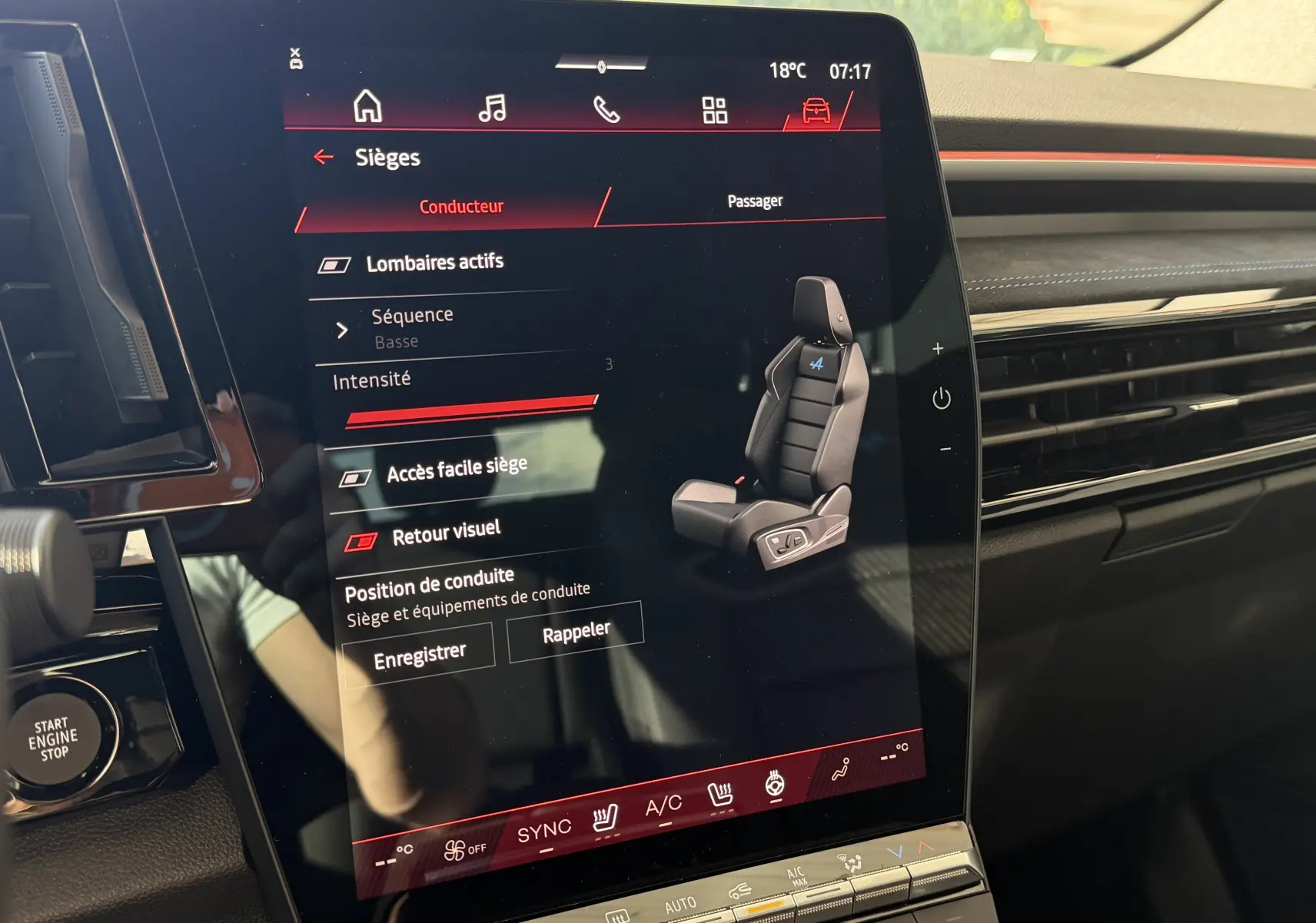 Écran tactile central du Renault Austral E-Tech 200 Esprit Alpine montrant les réglages des sièges dans un intérieur noir.