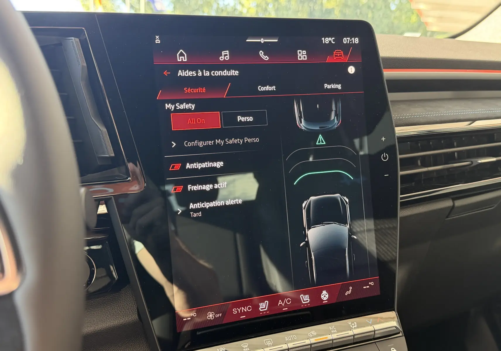 Écran tactile central affichant les aides à la conduite dans l'habitacle du Renault Austral E-Tech blanc nacré.