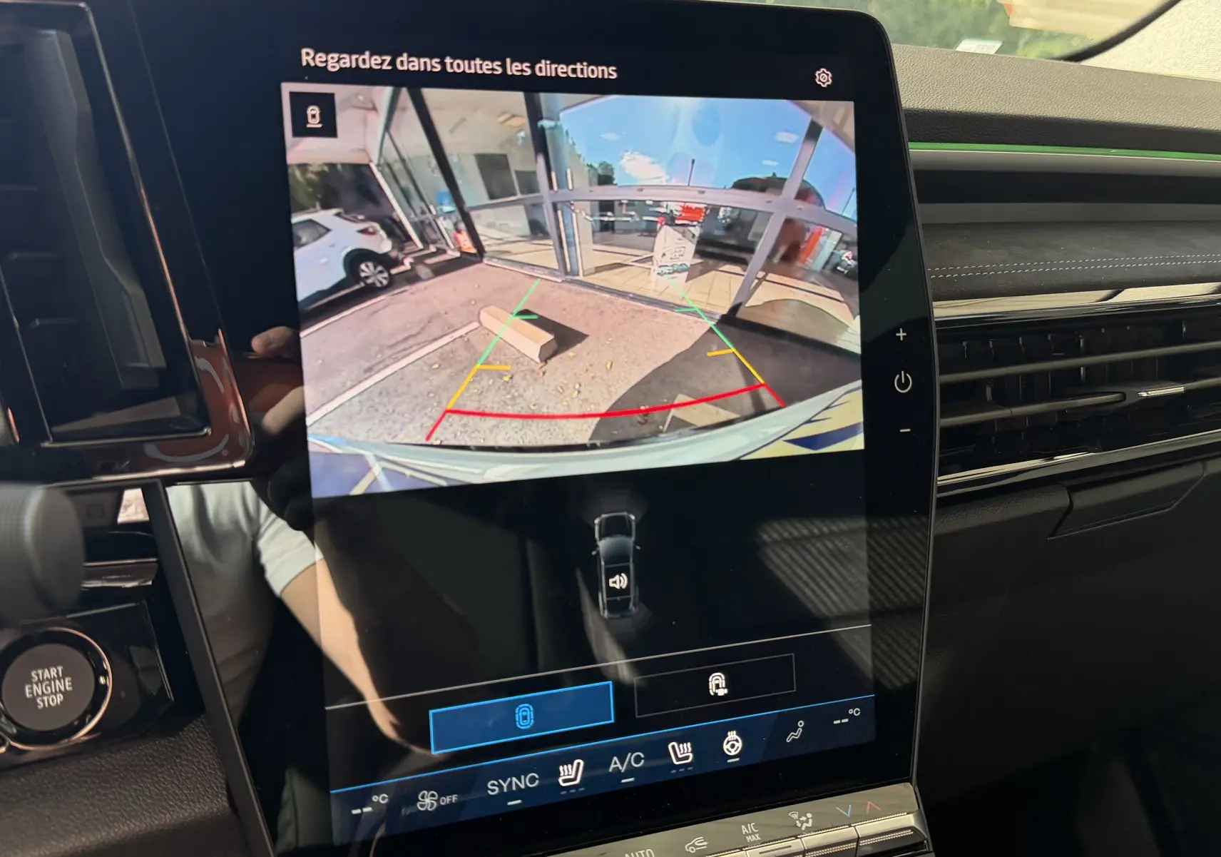 Vue intérieure du tableau de bord du Renault Austral E-Tech 200 Esprit Alpine, écran tactile affichant la caméra de recul.