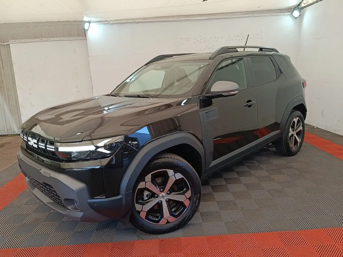Dacia Duster Journey Hybrid 155 noir, vue 3/4 avant droit, avec jantes alliage et barres de toit noires.