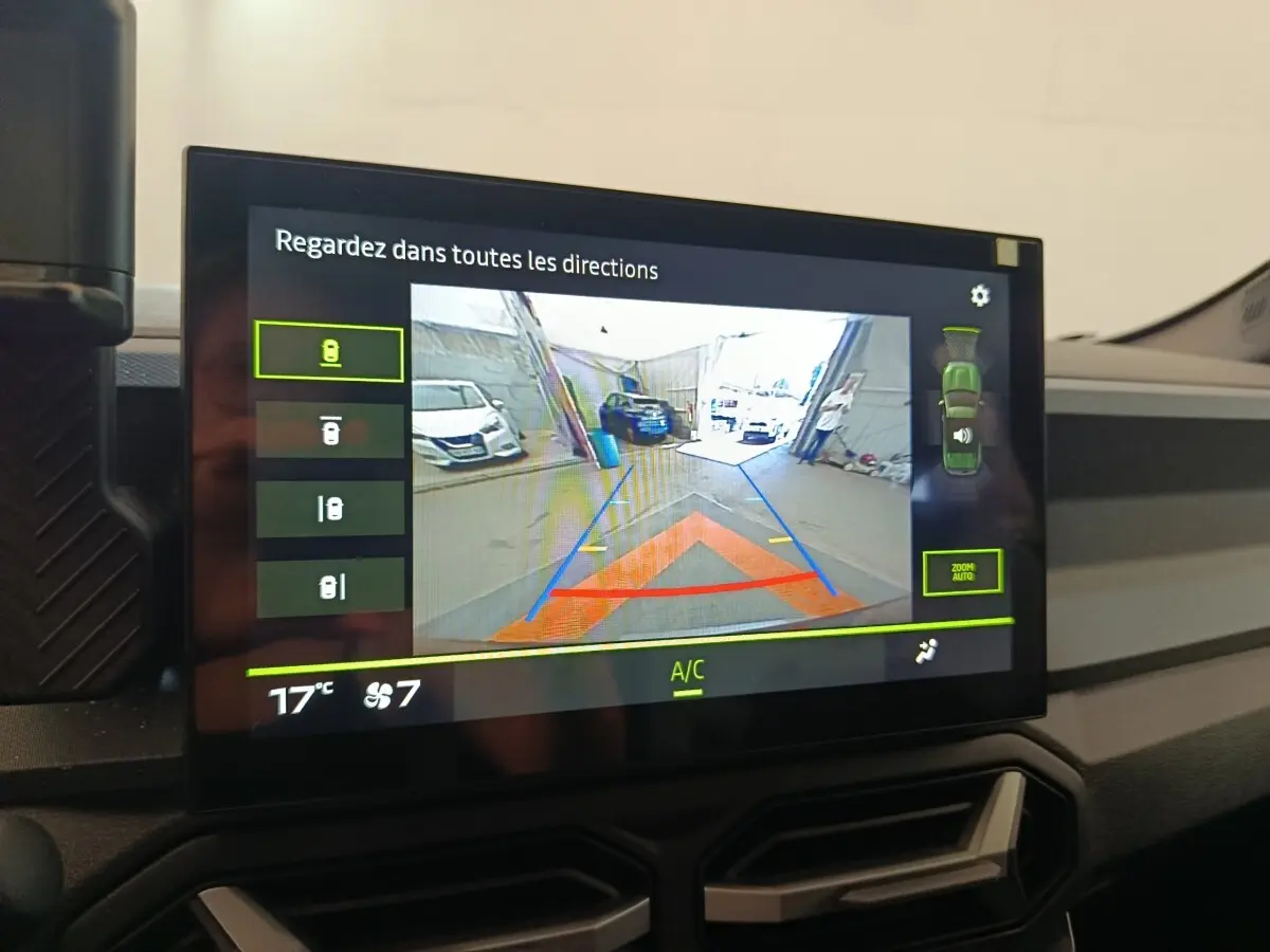 Écran tactile intérieur du Dacia Duster Journey Hybrid 155 montrant la caméra de recul avec guidage de trajectoire.