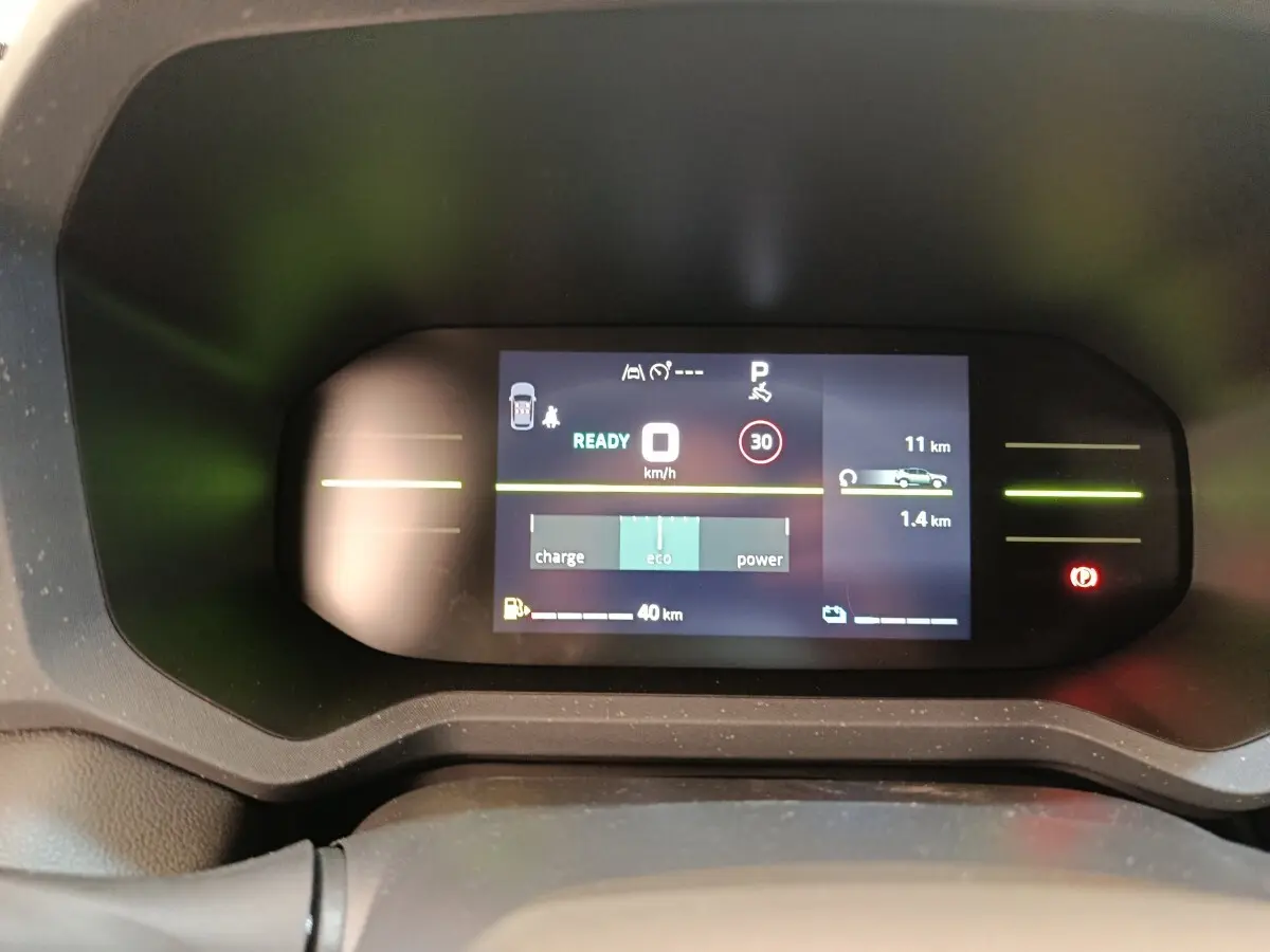 Affichage numérique du combiné d'instruments du Dacia Duster Journey Hybrid 155, avec indicateurs de vitesse et autonomie.