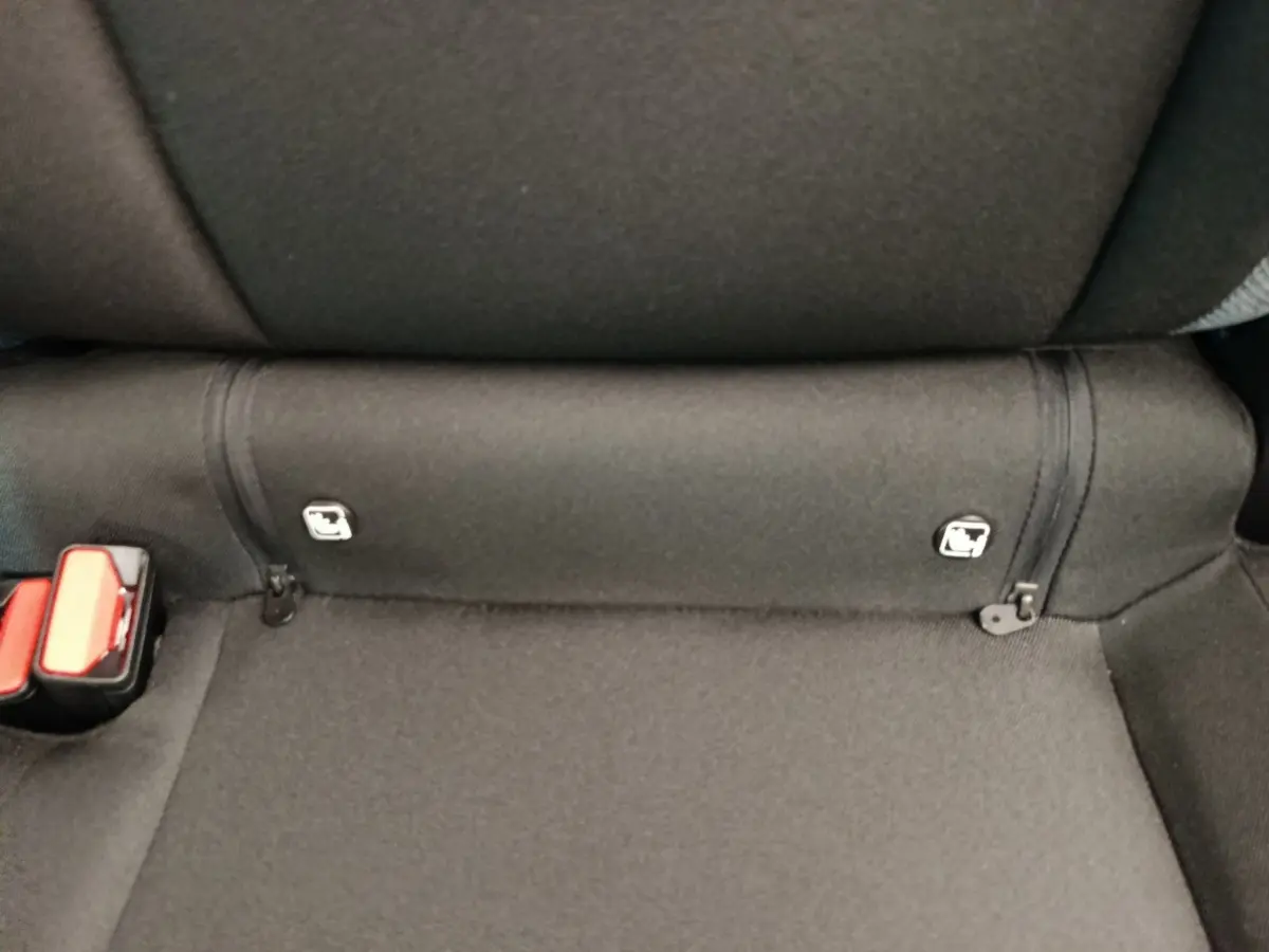 Gros plan sur la banquette arrière noire du Dacia Duster Journey Hybrid 155, avec attaches Isofix visibles.