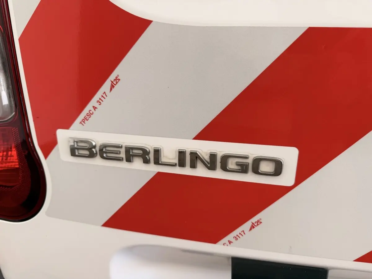 Gros plan sur l'arrière blanc du Citroën Berlingo 2019 avec marquage rouge et blanc de sécurité et logo BERLINGO.