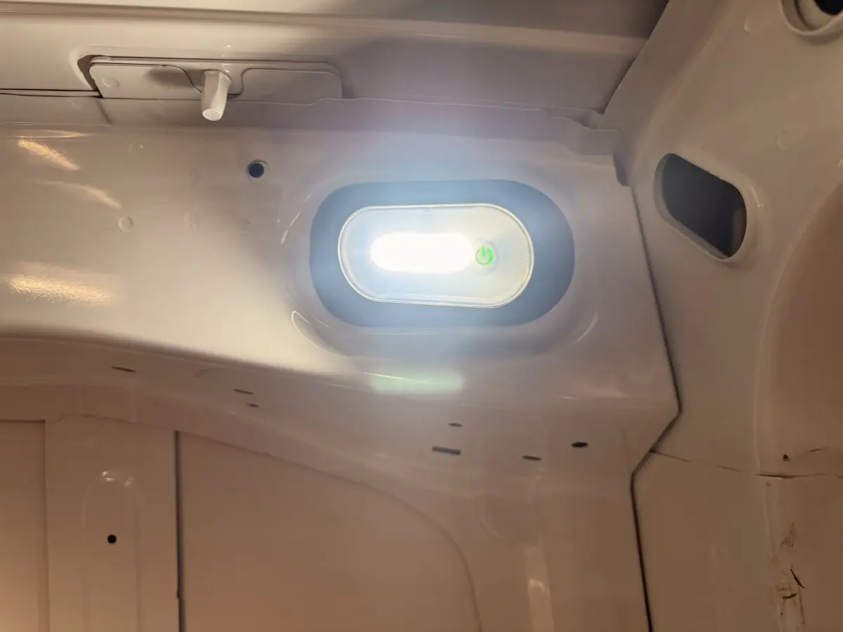 Éclairage intérieur blanc allumé dans la partie arrière du Citroën Berlingo blanc de 2019, vue en gros plan.