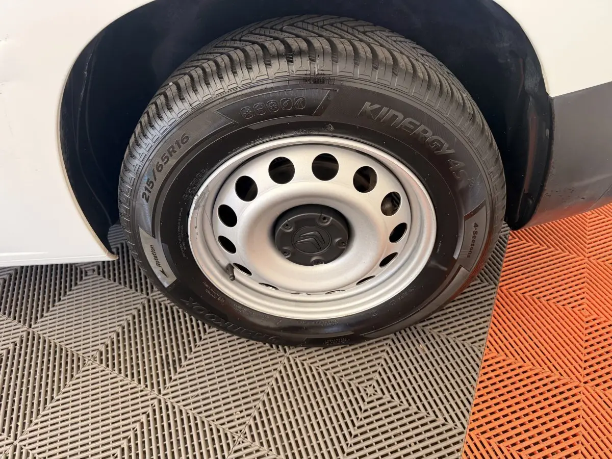 Gros plan sur la roue avant droite du Citroën Berlingo blanc de 2019 avec jante acier et pneu Hankook.