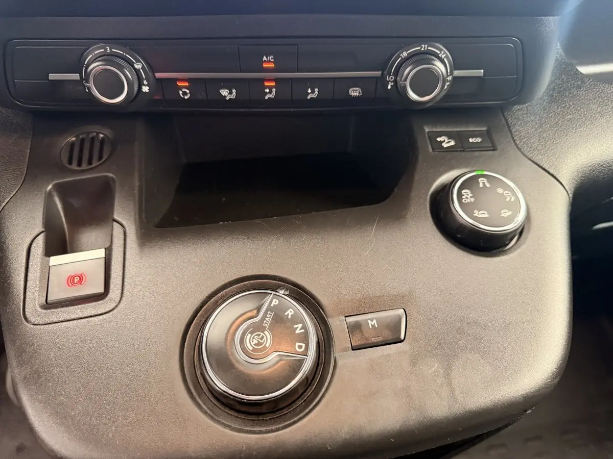 Vue rapprochée de la console centrale du Citroën Berlingo 2019, montrant la molette de boîte auto et les commandes de climatisation.