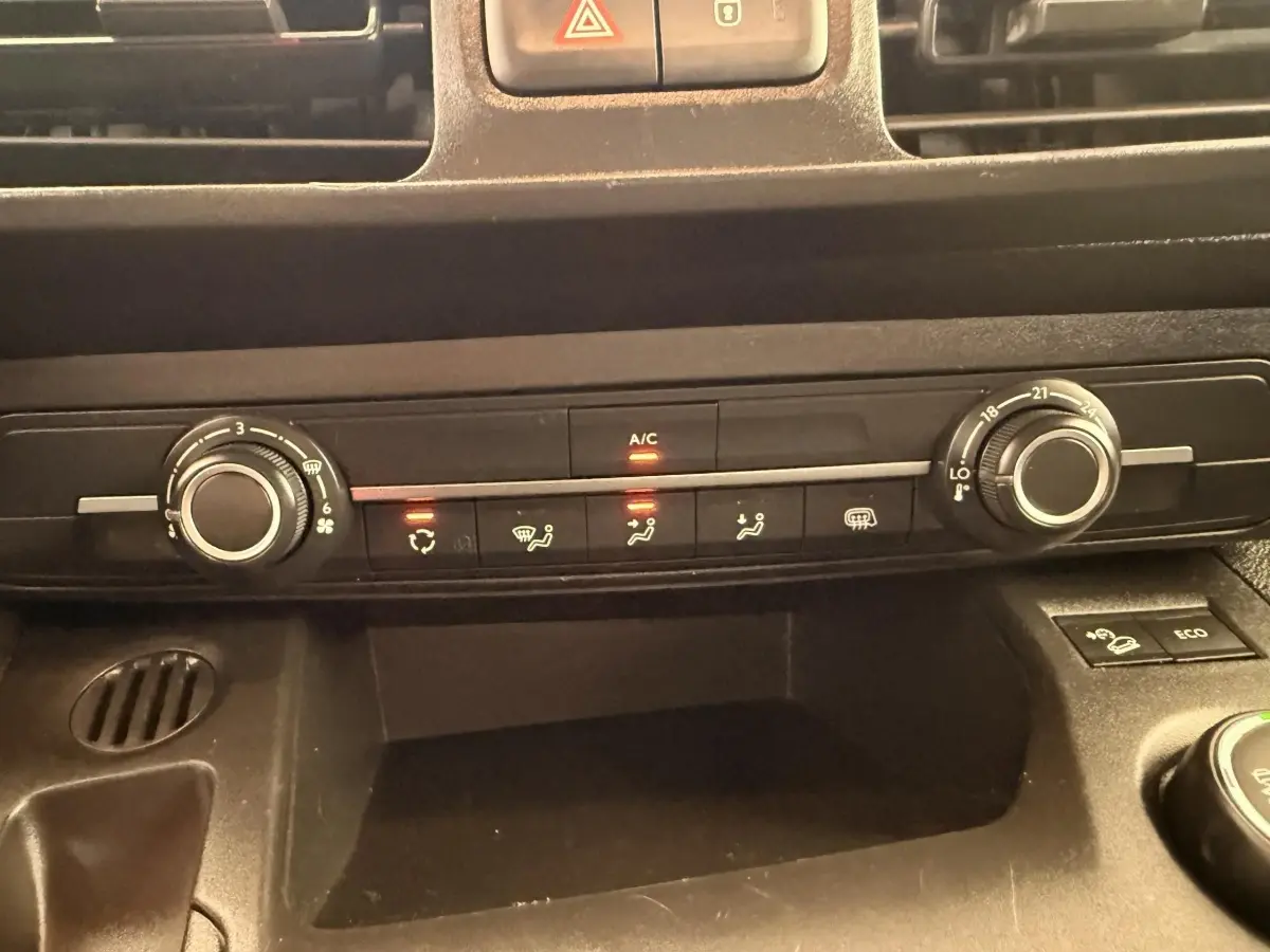 Détail du tableau de bord du Citroën Berlingo 2019 montrant les commandes de climatisation avec voyants allumés.