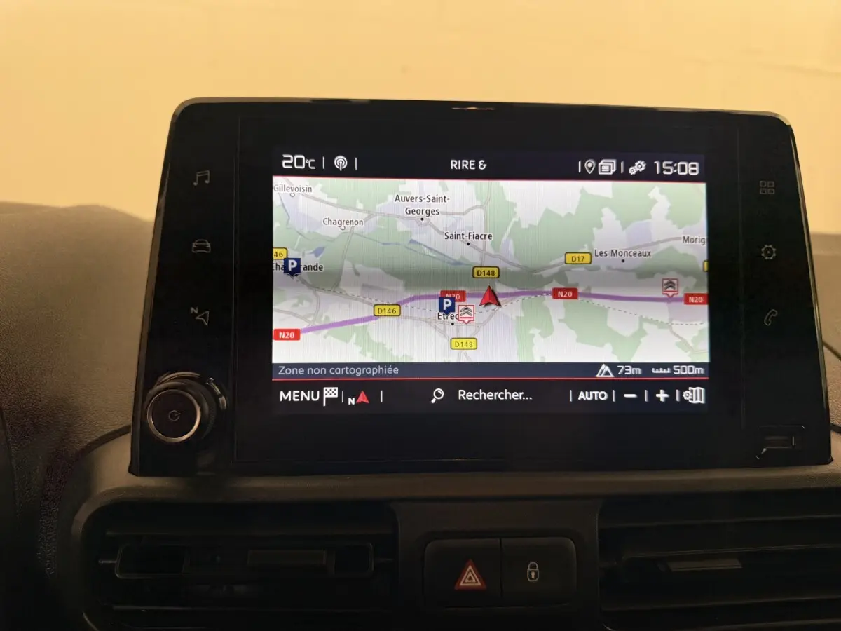 Écran tactile du système de navigation du Citroën Berlingo 2019, vue rapprochée de la console centrale.