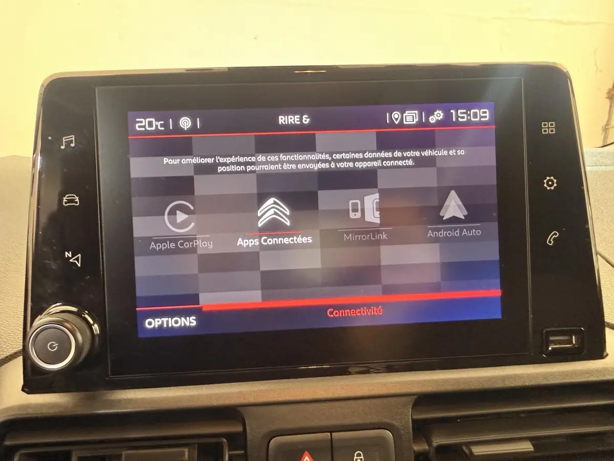 Écran tactile central du Citroën Berlingo 2019 affichant les options de connectivité Apple CarPlay, MirrorLink et Android Auto.