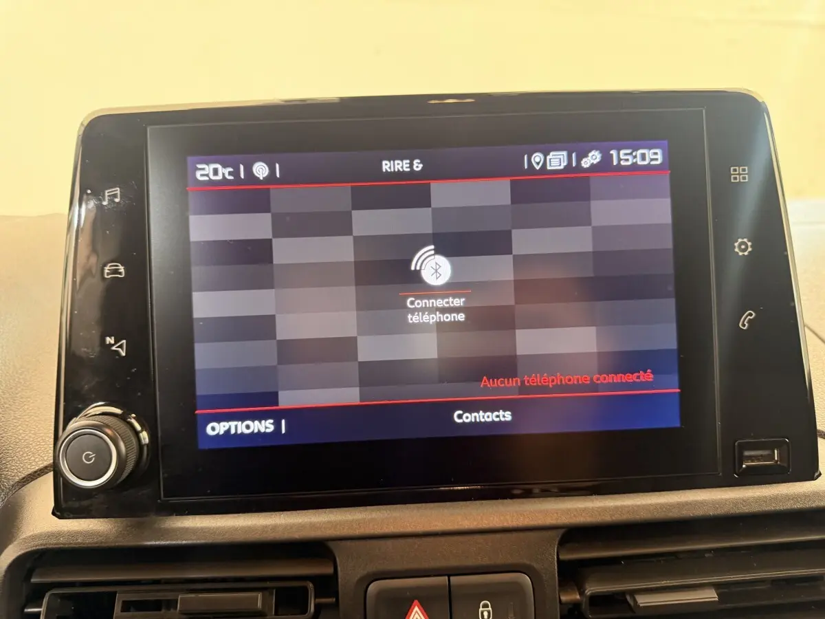 Écran tactile central du tableau de bord du Citroën Berlingo 2019, affichant la connexion Bluetooth et les options téléphone.