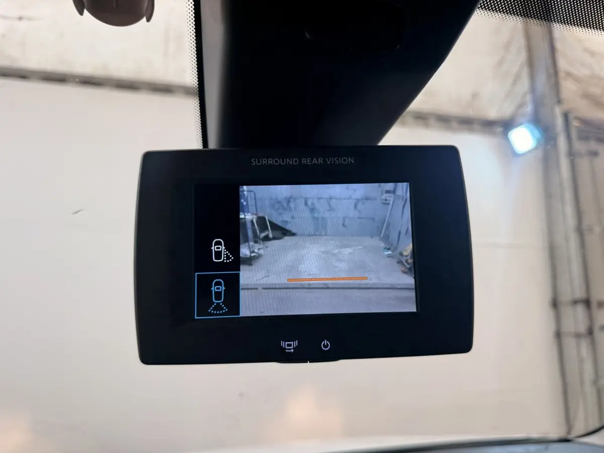 Écran de caméra de recul dans un Citroën Berlingo blanc 2019, vue intérieure centrée sur l'affichage numérique.