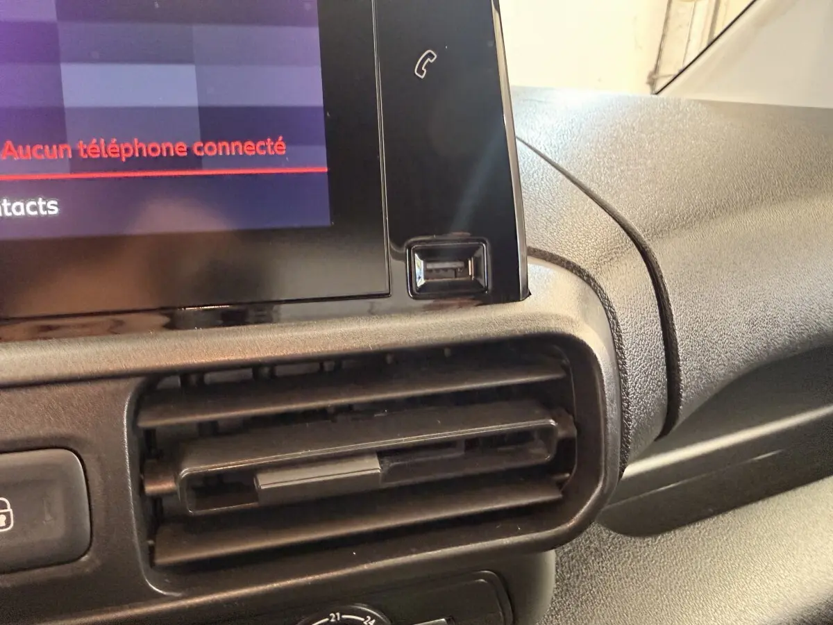Détail de la console centrale du Citroën Berlingo 2019, montrant l'écran tactile et la sortie d'air noire.