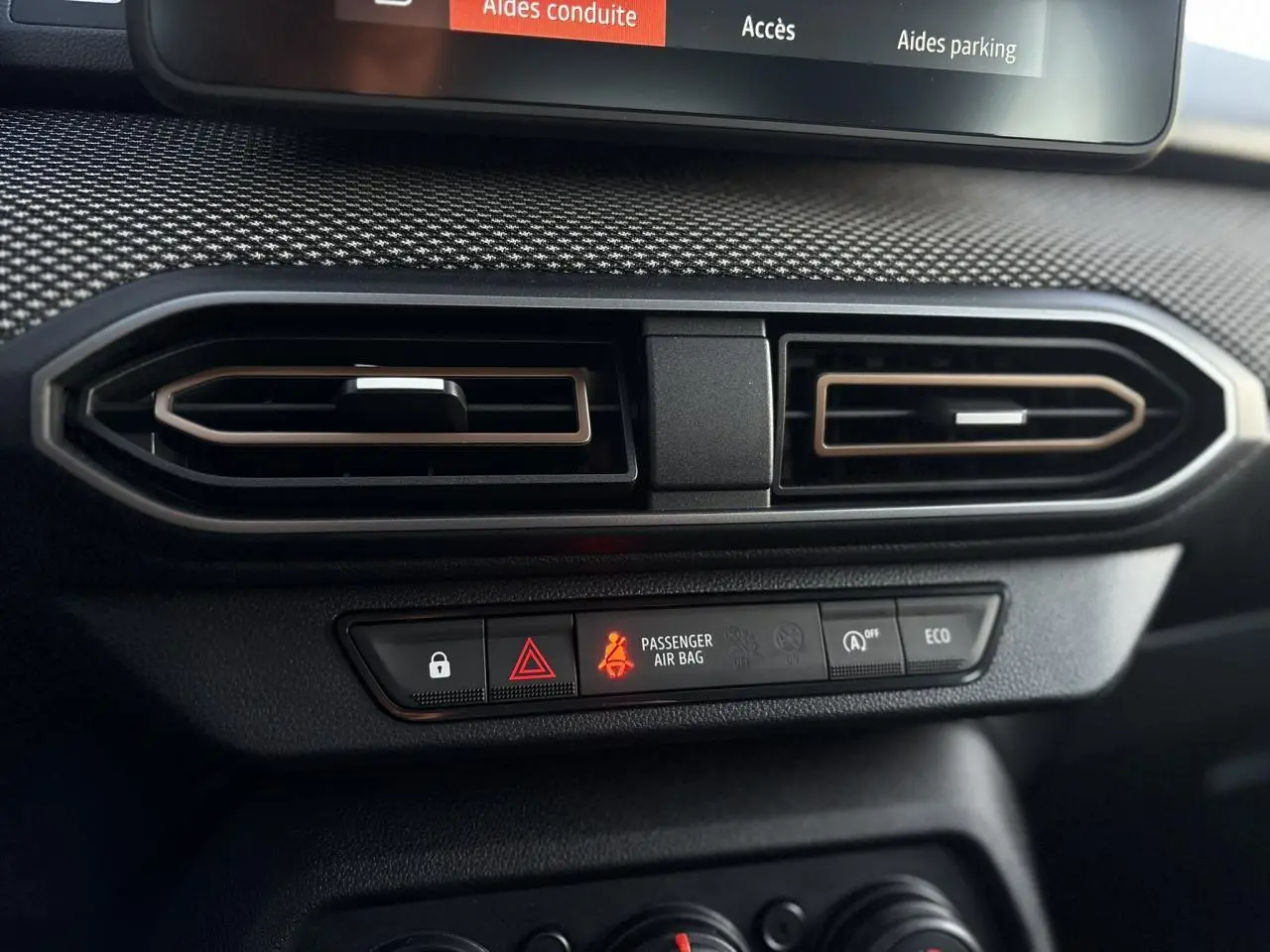 Vue rapprochée des aérateurs centraux et des boutons de contrôle du tableau de bord de la Dacia Sandero Stepway 2025.