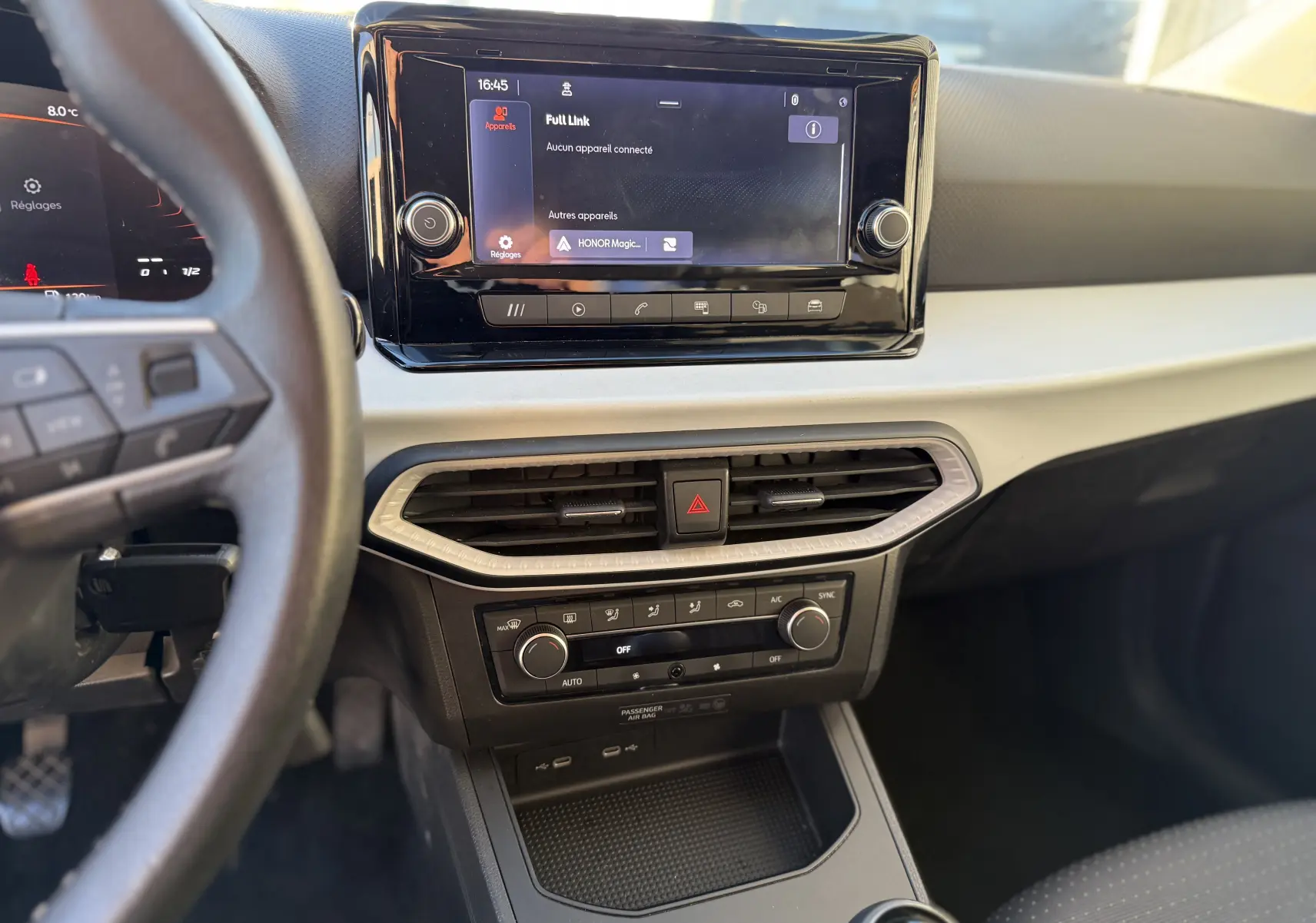 Intérieur côté gauche de la SEAT Ibiza blanche 2023, montrant les sièges avant et le tableau de bord moderne.