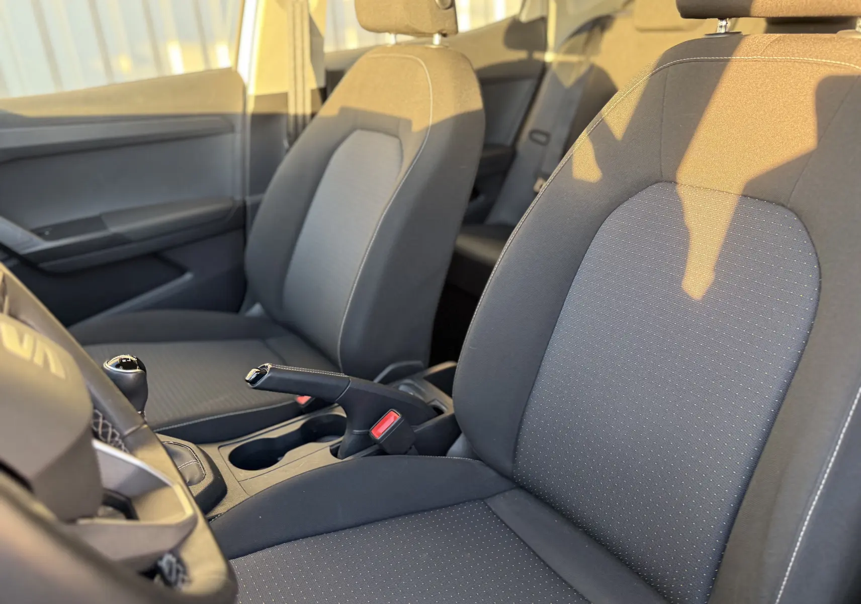 Vue latérale intérieure montrant la banquette arrière grise de la SEAT IBIZA 1.0 MPI 80CH STYLE blanche de 2023.