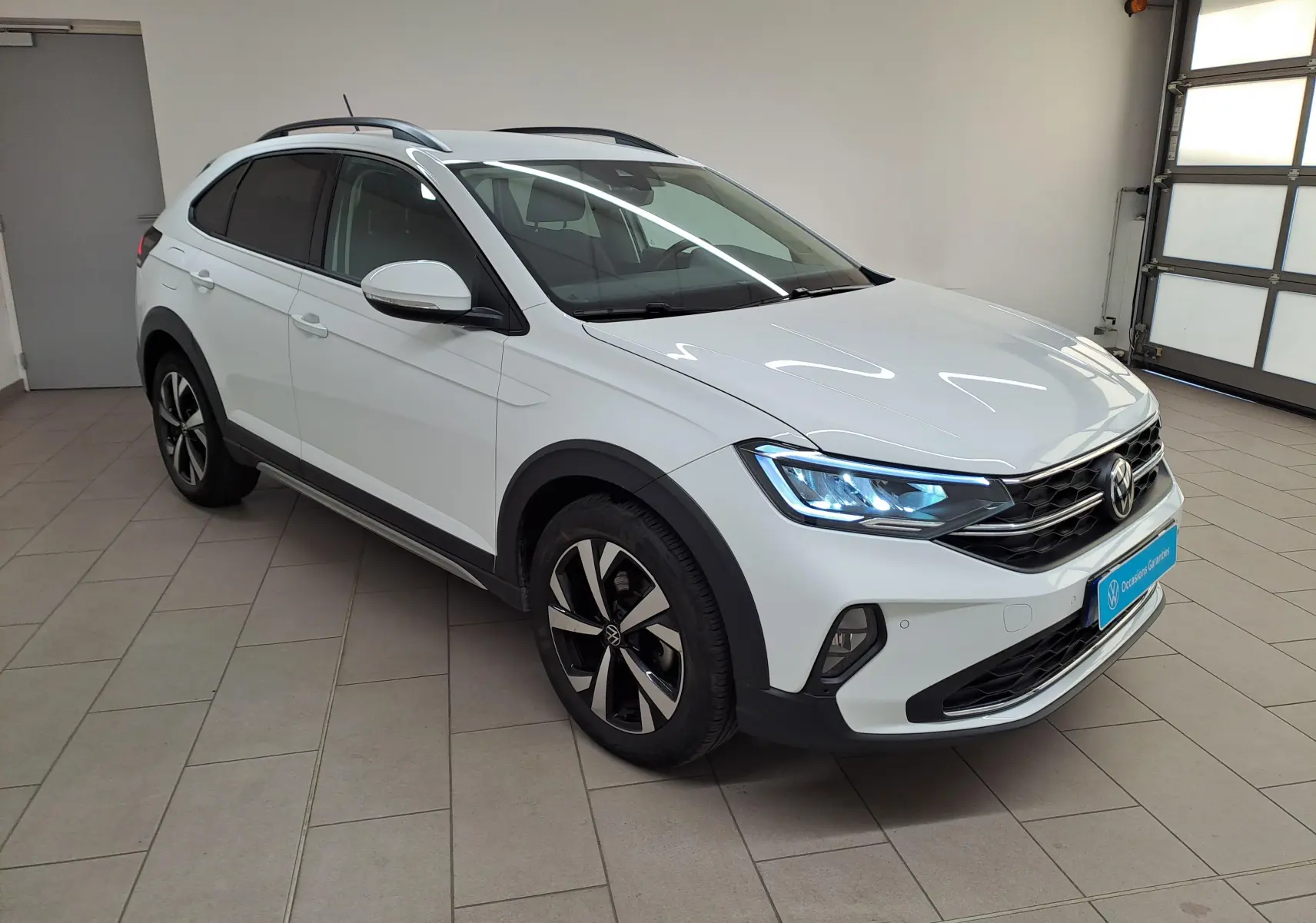 Volkswagen Taigo blanc pur en 3/4 avant droit, avec projecteurs LED et jantes alliage Aberdeen 17 pouces.