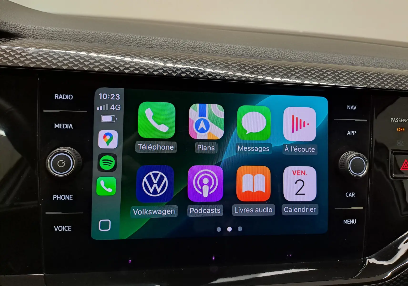Écran tactile central du Volkswagen Taigo 2024 affichant les applications connectées, avec commandes physiques latérales.