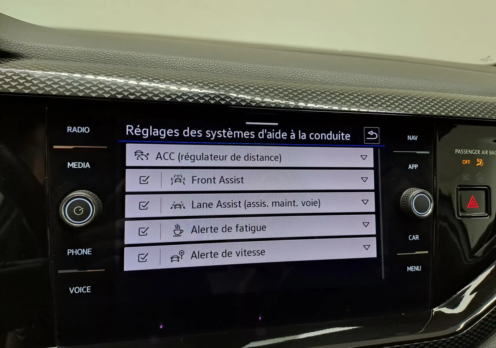 Écran tactile intérieur du Volkswagen Taigo 2024 affichant les réglages des aides à la conduite.