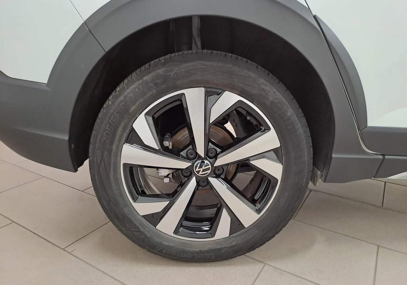 Gros plan sur la jante alliage 17 pouces Aberdeen du Volkswagen Taigo blanc pur, avec pneu 205/55 R17 visible côté arrière droit.