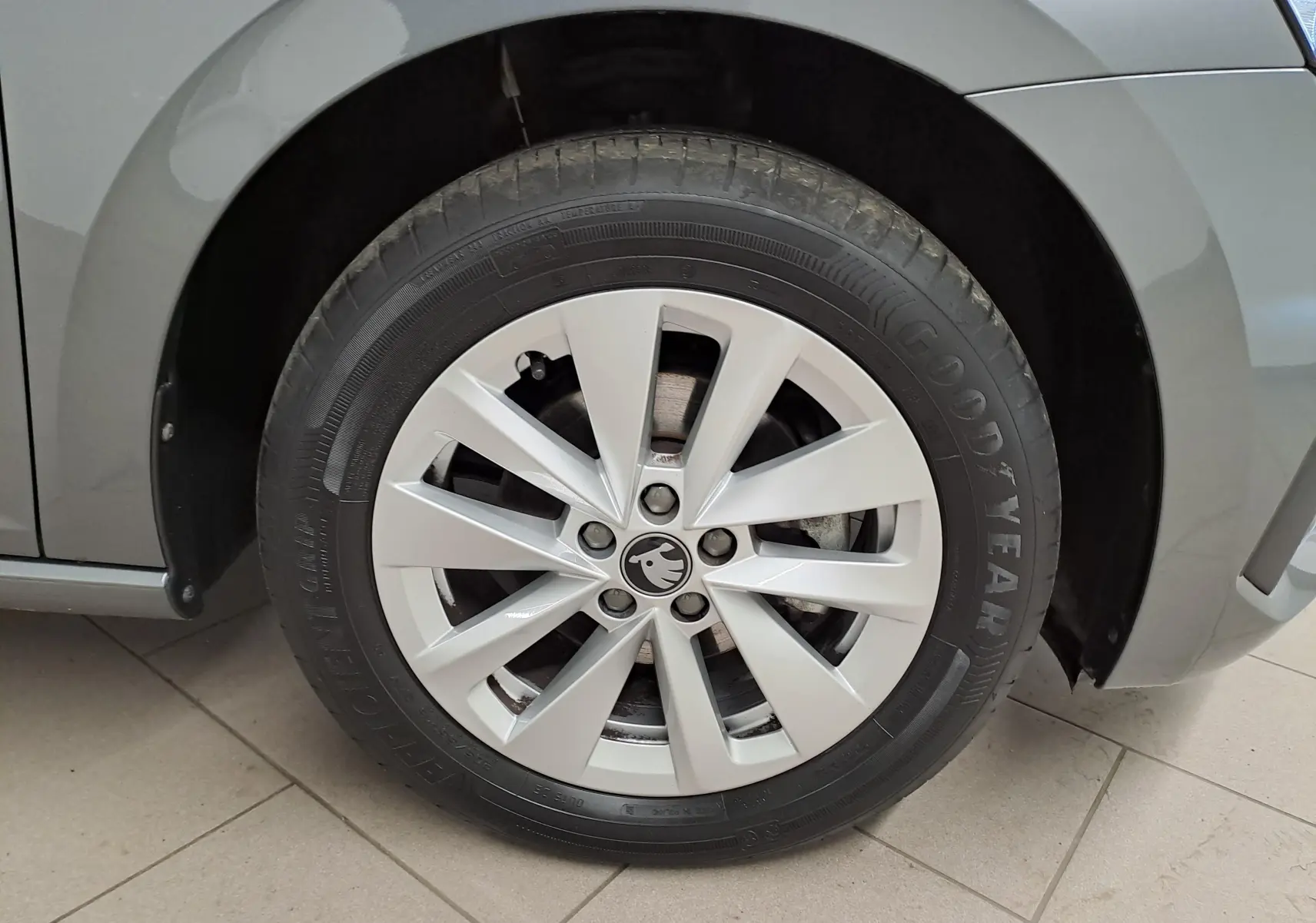 Gros plan sur la roue avant gauche de la Skoda Scala 2025 gris graphite avec jante alliage et pneu Goodyear.