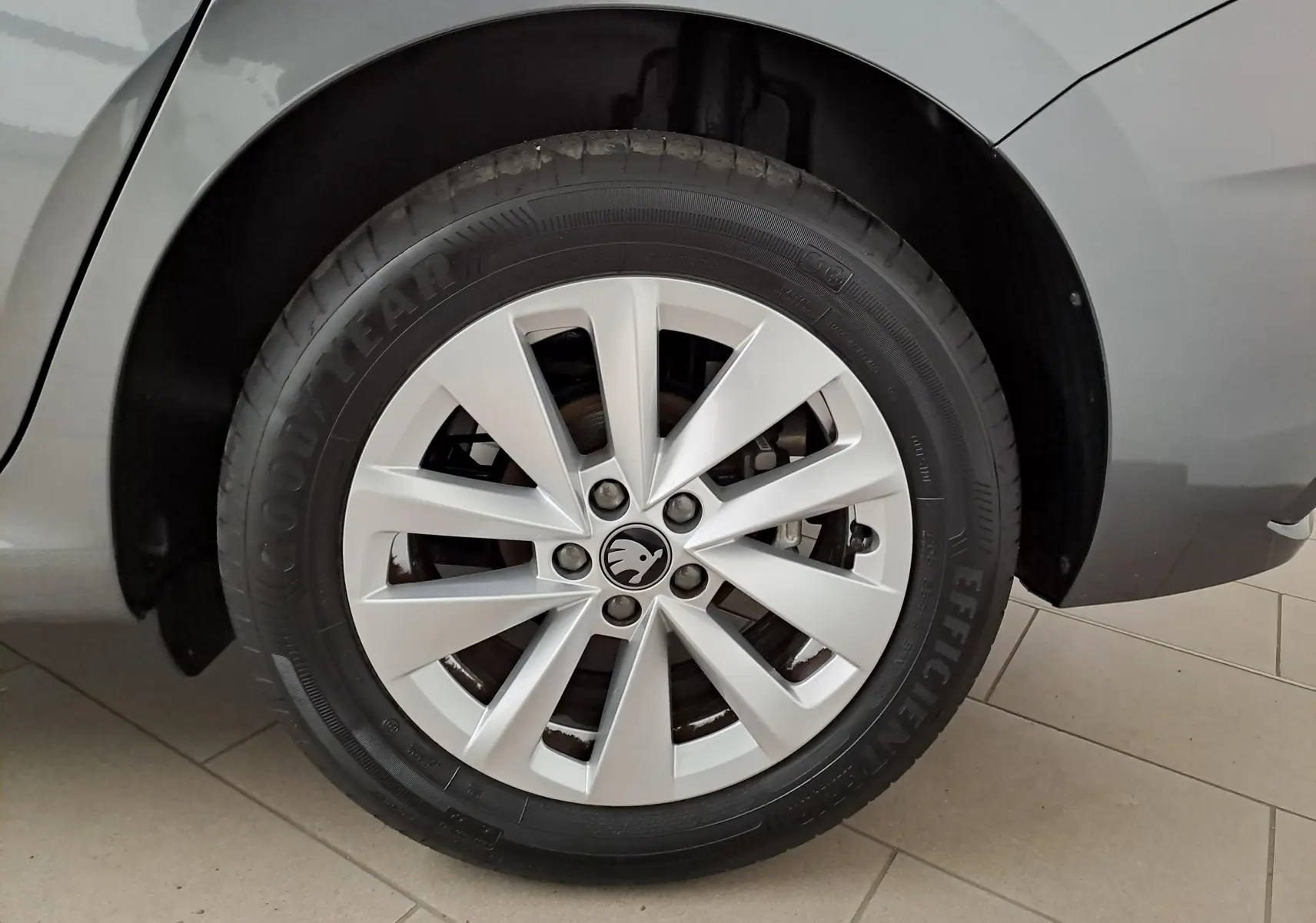Gros plan sur la roue avant droite d'une Skoda Scala gris graphite avec jante alliage et pneu Goodyear.