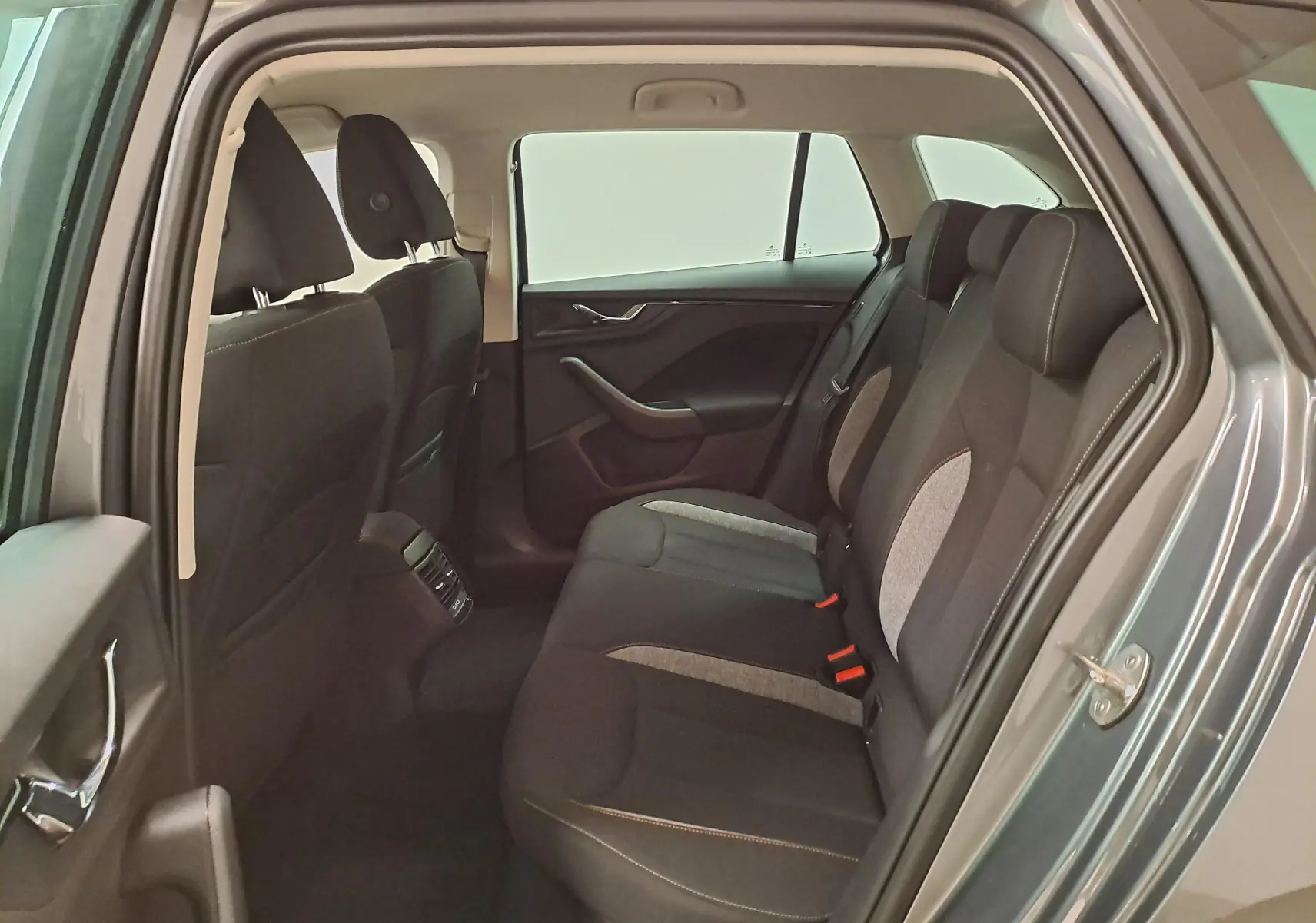 Vue intérieure côté droit sur les sièges arrière noirs et gris du Skoda Scala 2025 en Gris Graphite.
