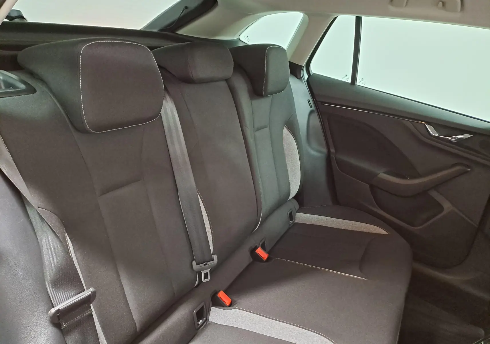 Vue intérieure côté droit des sièges arrière noirs avec surpiqûres claires de la Skoda Scala 2025 finition Selection.