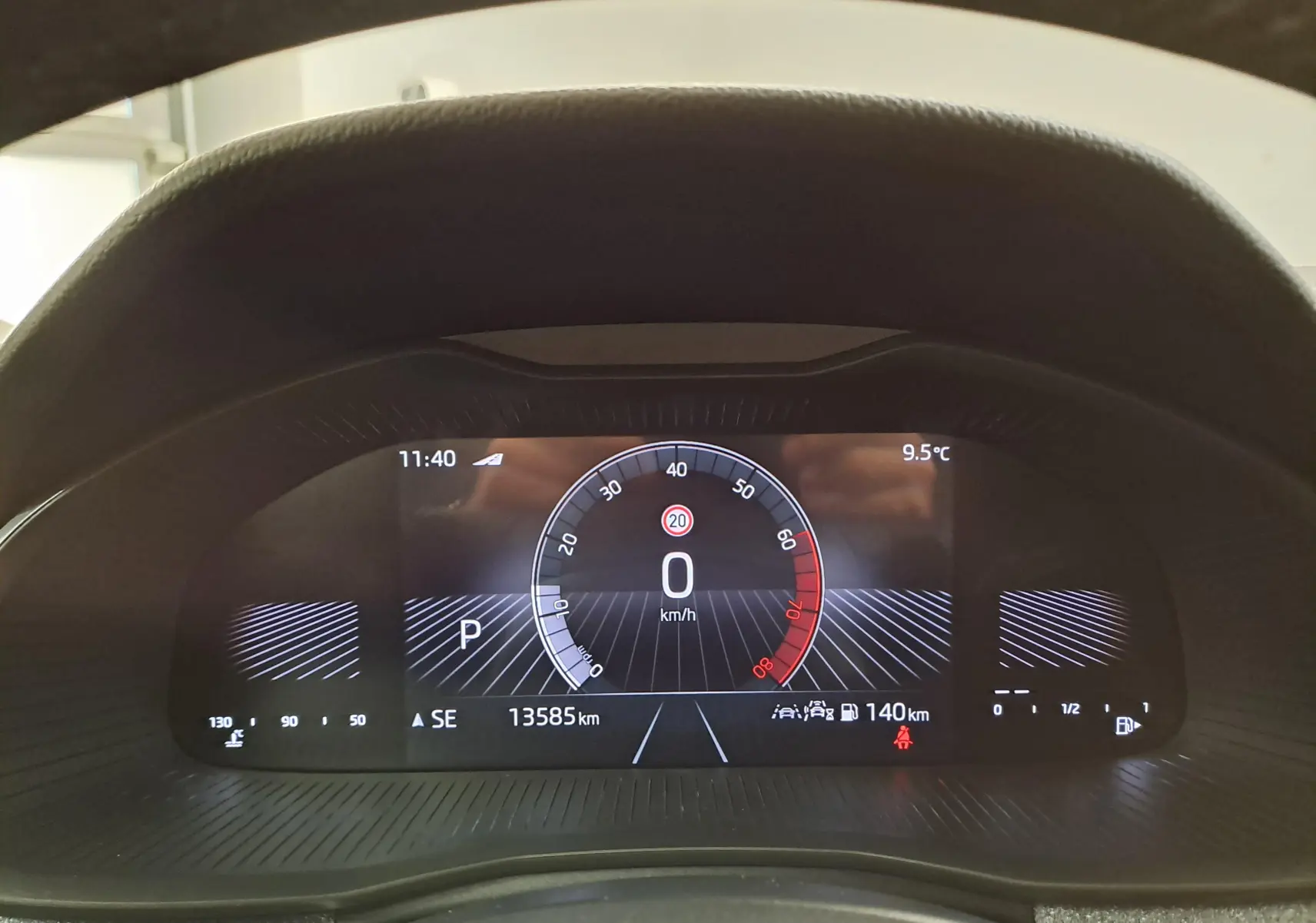 Vue avant du tableau de bord numérique du Skoda Scala gris graphite 2025 avec affichage de la vitesse et kilométrage.