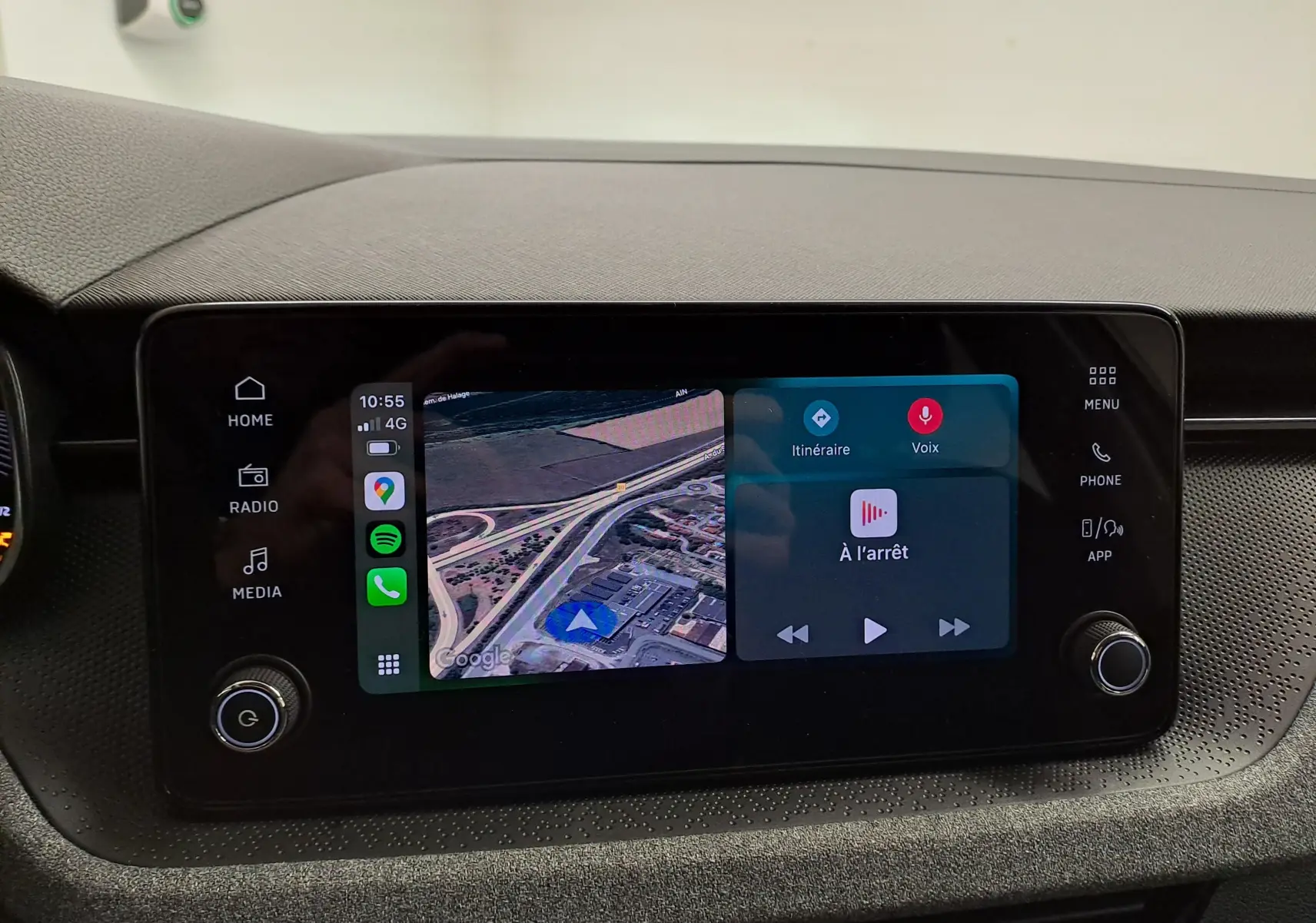 Écran tactile central du tableau de bord de la Skoda Scala 2025 affichant la navigation et les commandes multimédias.