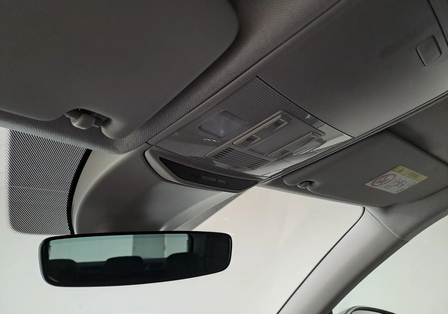 Plafonnier et rétroviseur intérieur d'une Skoda Scala 2025 gris graphite, vue depuis l'habitacle avant droit.