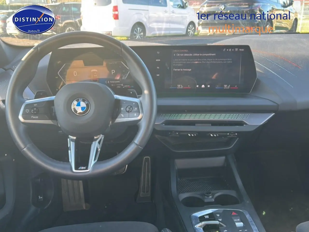 Vue intérieure frontale du tableau de bord et volant de la BMW Série 1 118da gris Skyscraper avec écran tactile et finition M Sport Pro.