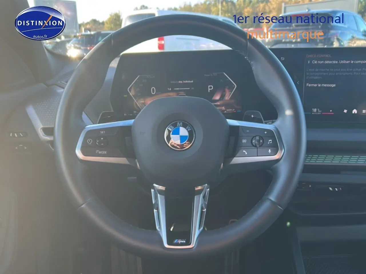 Vue intérieure centrée sur le volant BMW M Sport de la Série 1 (f40) 118da 2025 avec tableau de bord numérique.