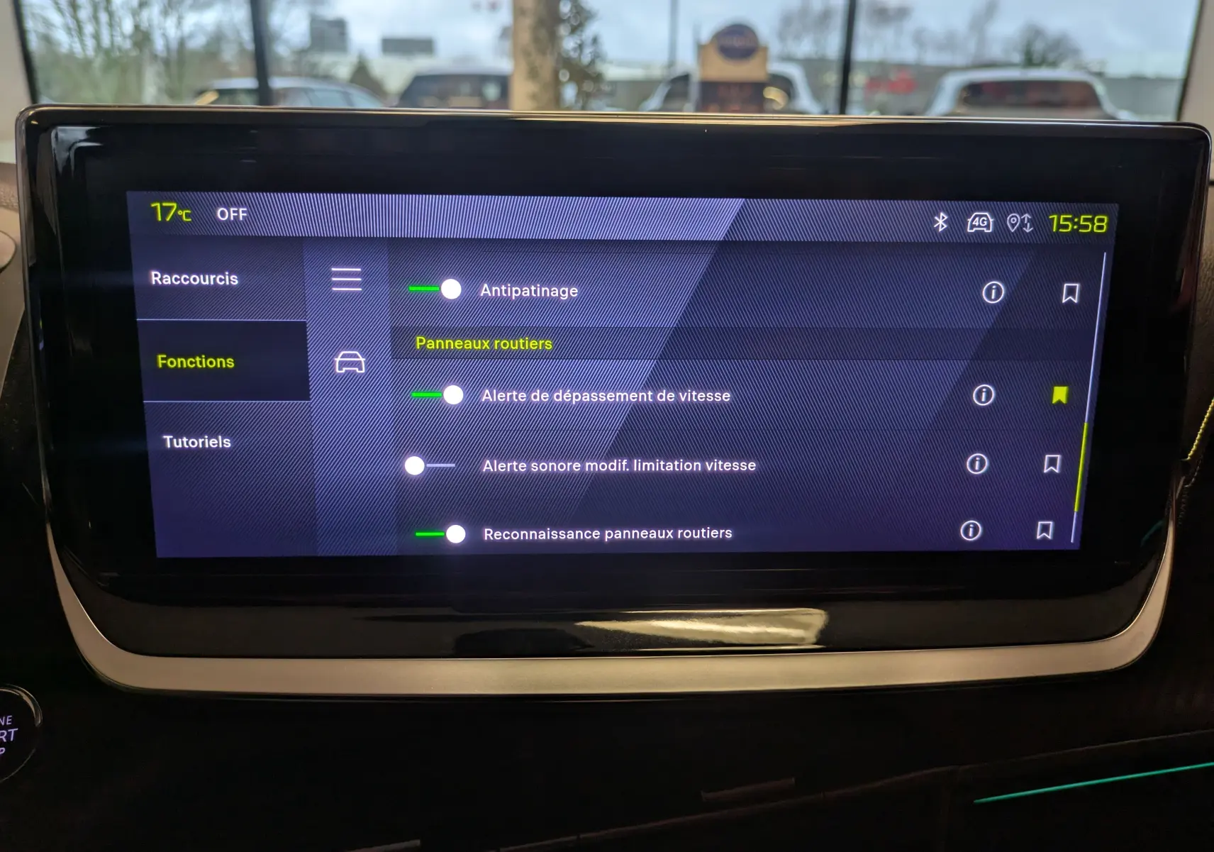 Écran tactile central du Peugeot 2008 Hybrid 145 GT affichant les réglages d’aides à la conduite.