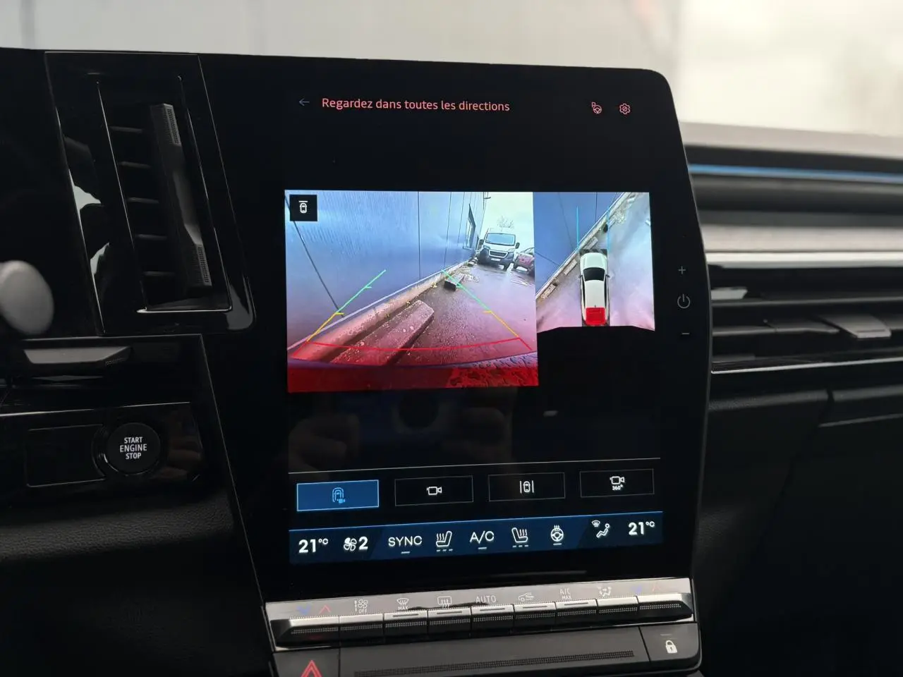 Écran tactile central montrant la caméra 360° en marche arrière dans un Renault Rafale Bleu Sommet 2025.
