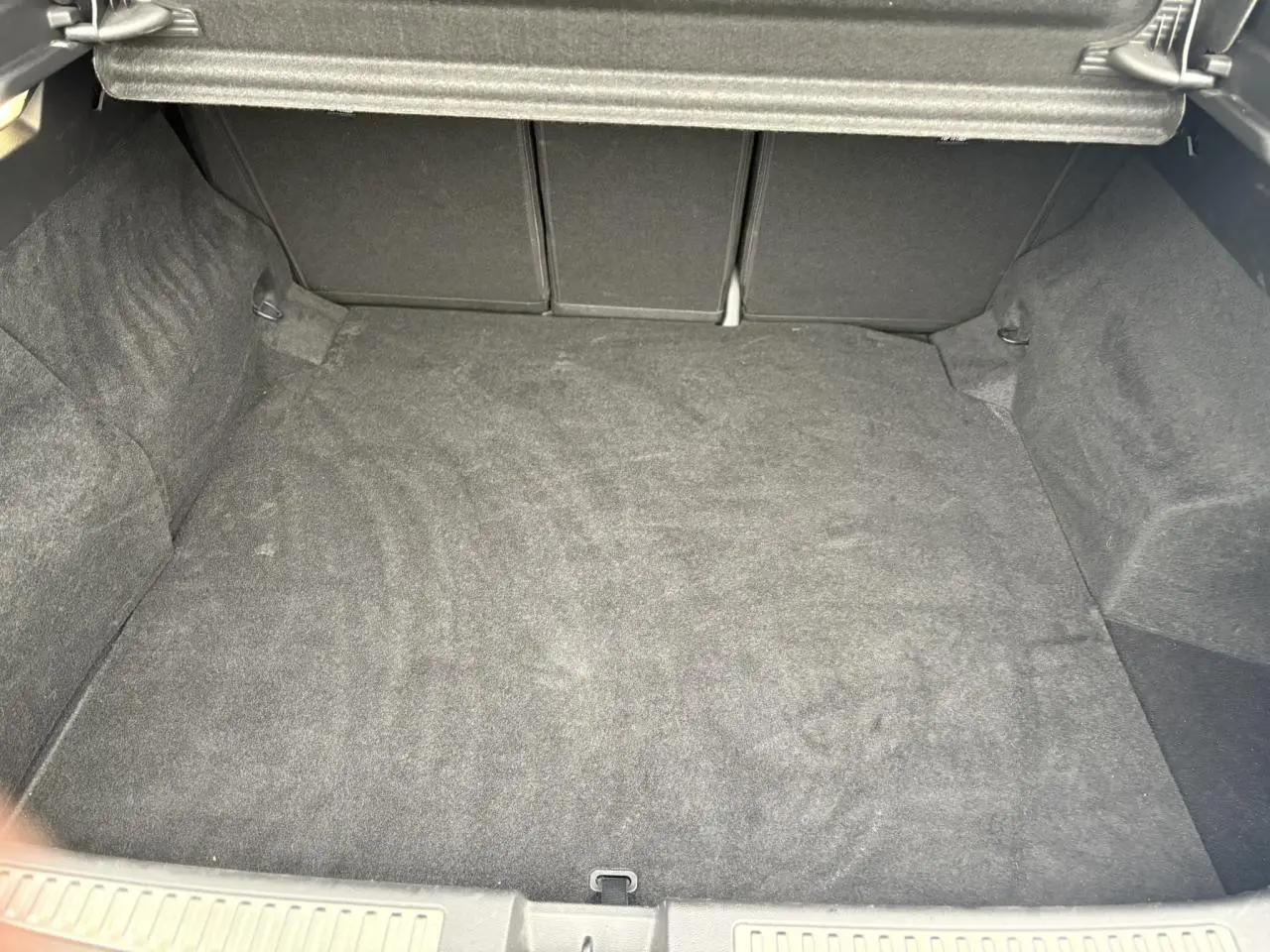 Coffre vide en vue plongeante de la Renault Rafale 4x4 E-Tech Bleu Sommet, intérieur noir.