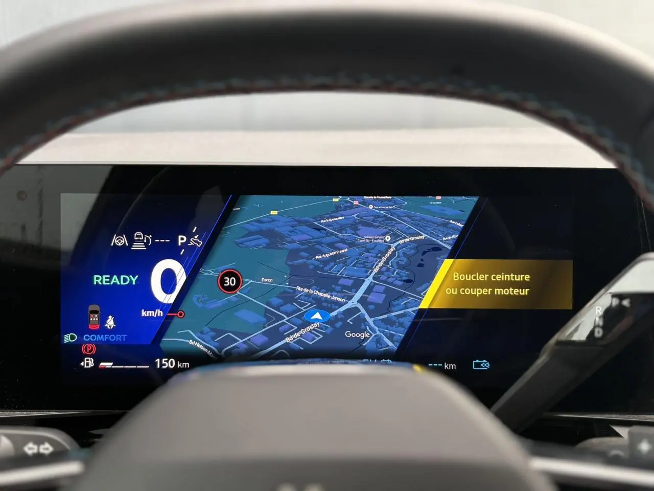 Tableau de bord numérique de la Renault Rafale 4x4 E-Tech, affichant la navigation et l'assistance conduite.