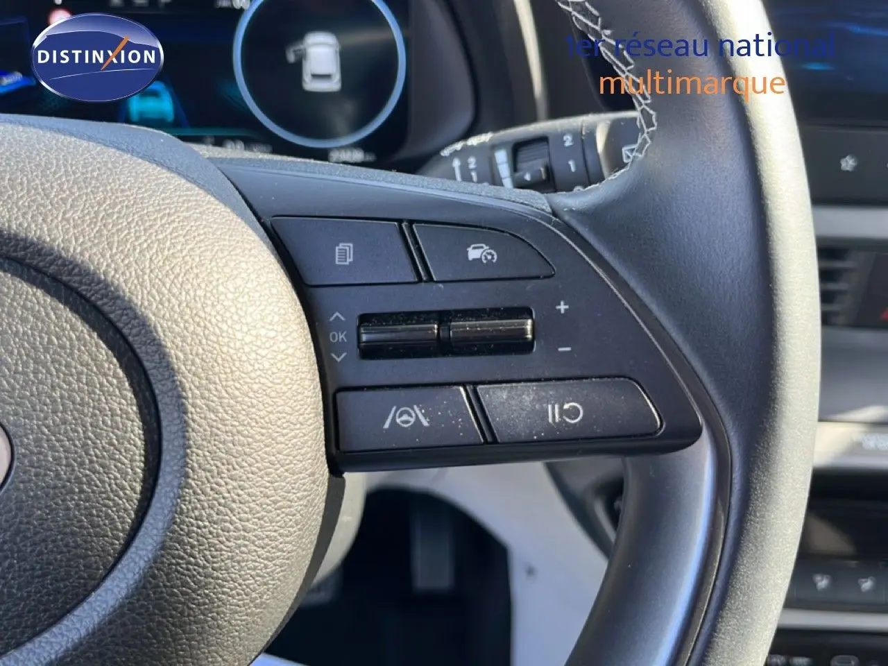 Gros plan sur le volant cuir noir de la Hyundai i20 2025, montrant les commandes de régulateur de vitesse et d'assistance.