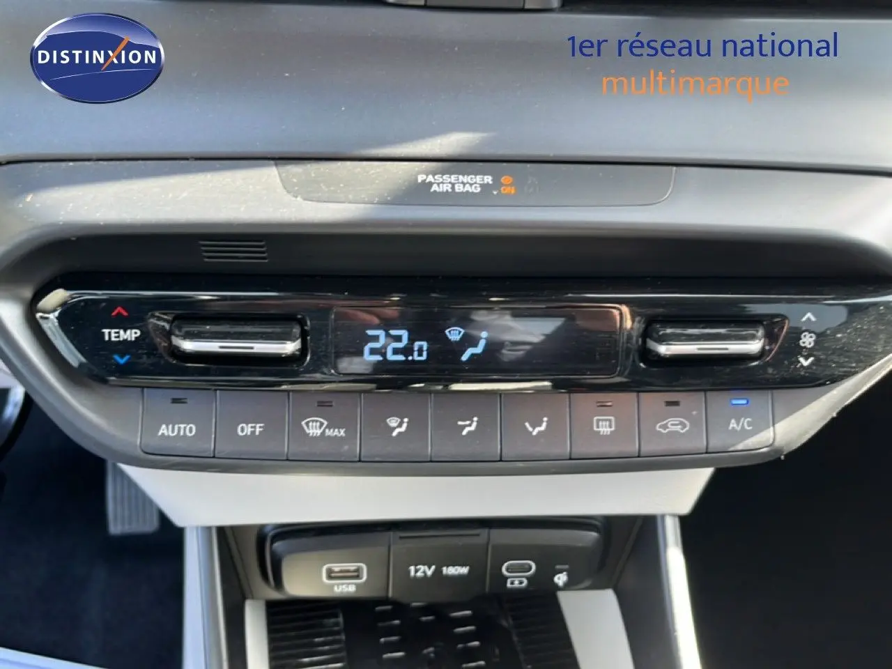 Gros plan sur la console centrale de la Hyundai i20 2025, affichant la climatisation digitale à 22°C et commandes tactiles.