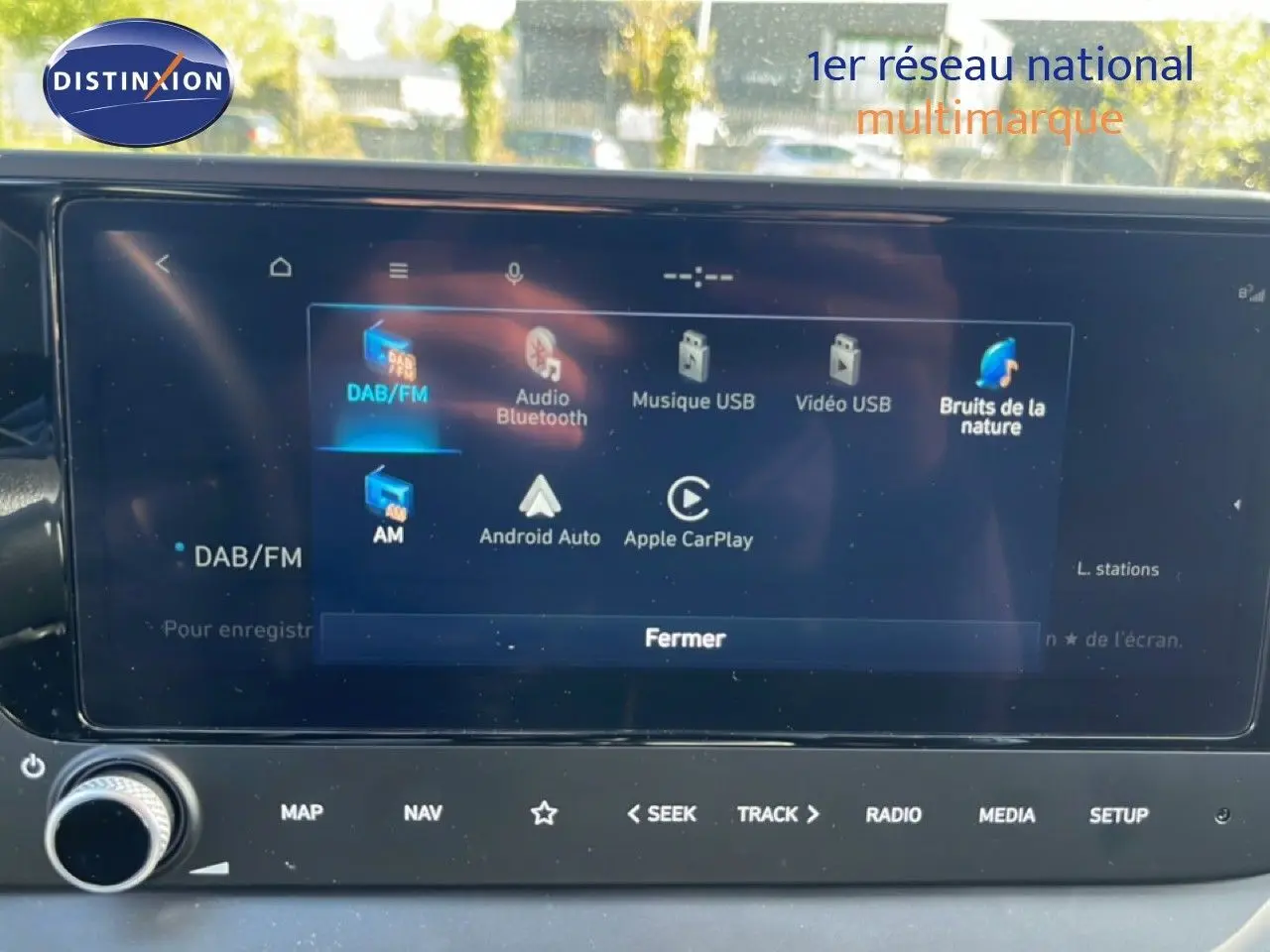 Écran tactile multimédia de la Hyundai i20 2025 affichant les options audio Bluetooth, USB, Android Auto et Apple CarPlay.