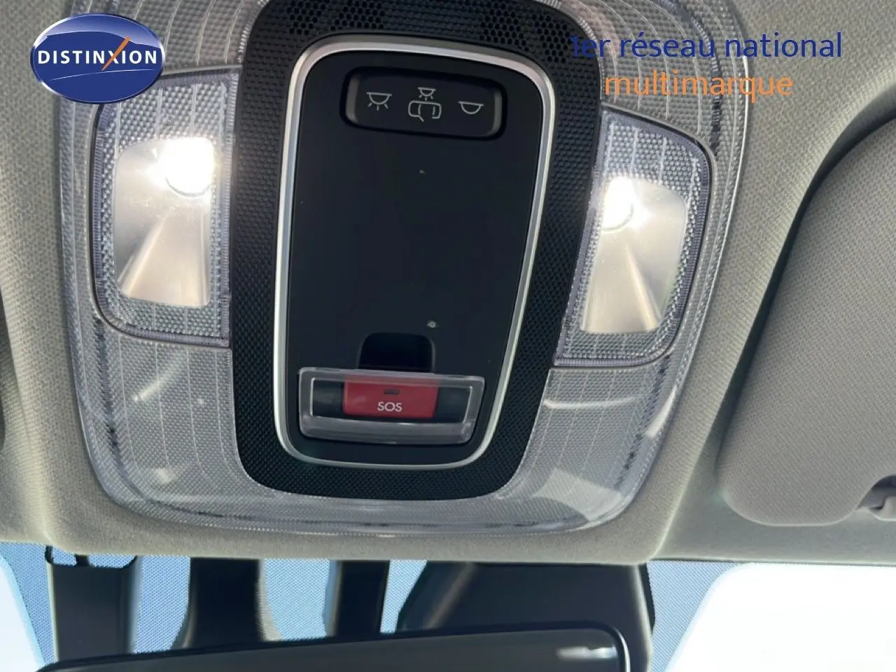 Plafonnier intérieur avec éclairage et bouton SOS de la Hyundai i20 gris Aurora Metal, vue en contre-plongée.