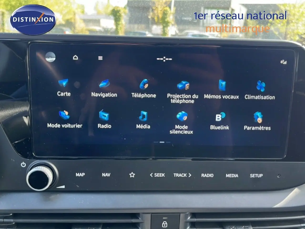Écran tactile central de la Hyundai i20 2025 montrant les options de navigation, média et climatisation en intérieur gris noir.