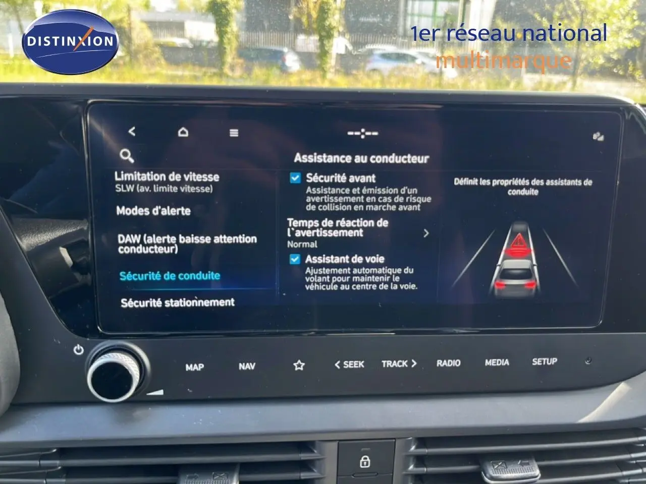 Écran tactile intérieur de la Hyundai i20 2025 affichant les options d’assistance à la conduite, vue frontale.